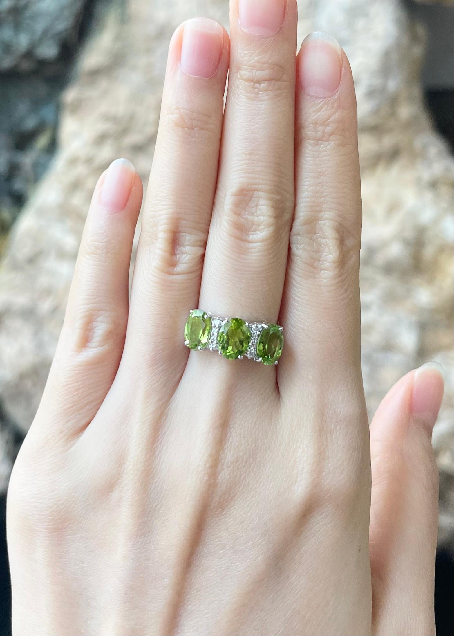 Peridot 4,37 Karat mit Diamant 0,09 Karat Ring in 18K Weißgold gefasst

Breite:  1.9 cm 
Länge: 0.8 cm
Ringgröße: 52
Gesamtgewicht: 6,61 Gramm

