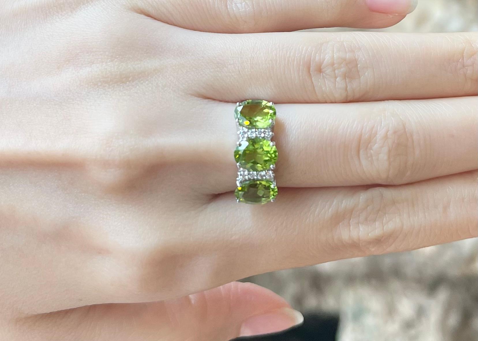 Peridot mit Diamantring in 18K Weißgoldfassung (Zeitgenössisch) im Angebot