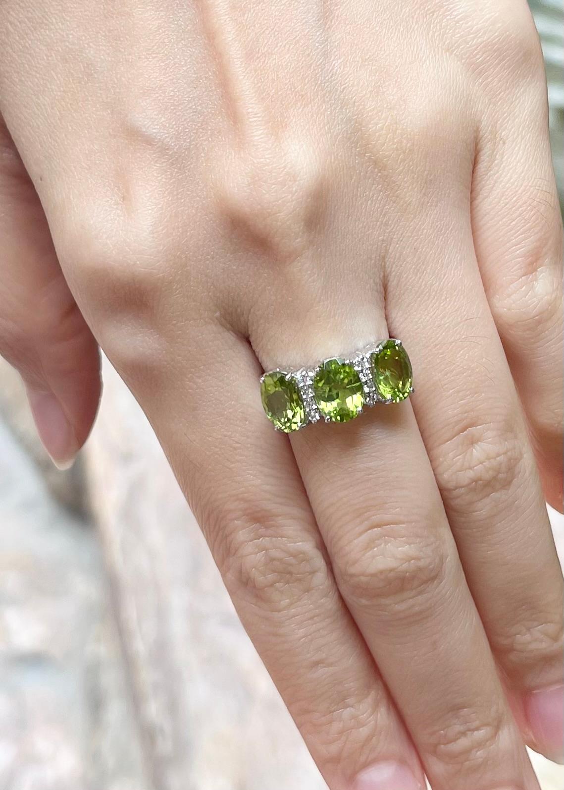 Peridot mit Diamantring in 18K Weißgoldfassung (Ovalschliff) im Angebot