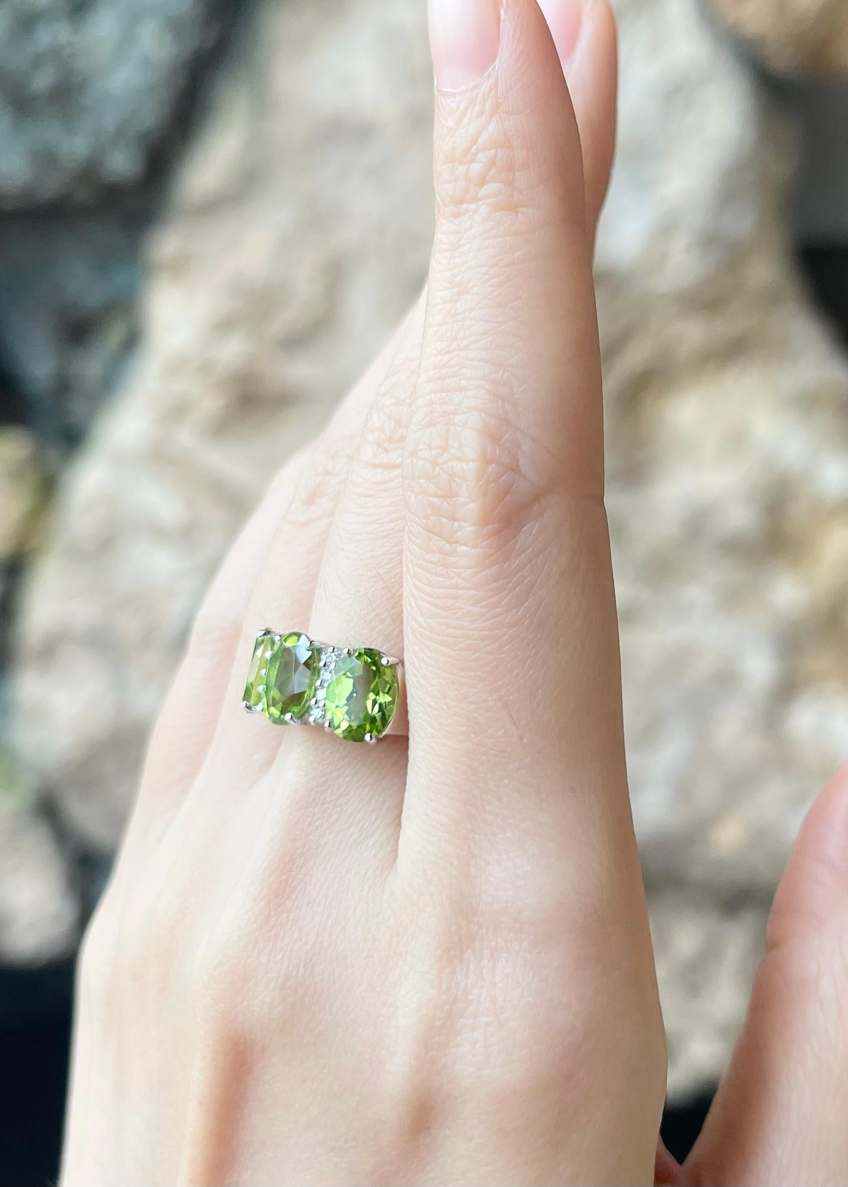 Peridot mit Diamantring in 18K Weißgoldfassung im Zustand „Neu“ im Angebot in Bangkok, TH