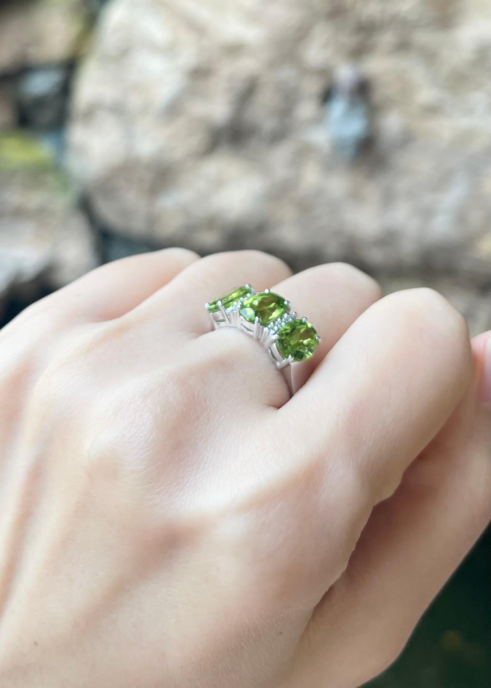 Peridot mit Diamantring in 18K Weißgoldfassung Damen im Angebot