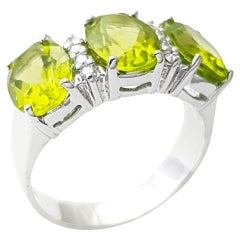 Peridot with Diamond Ring set in 18K White Gold Settings
