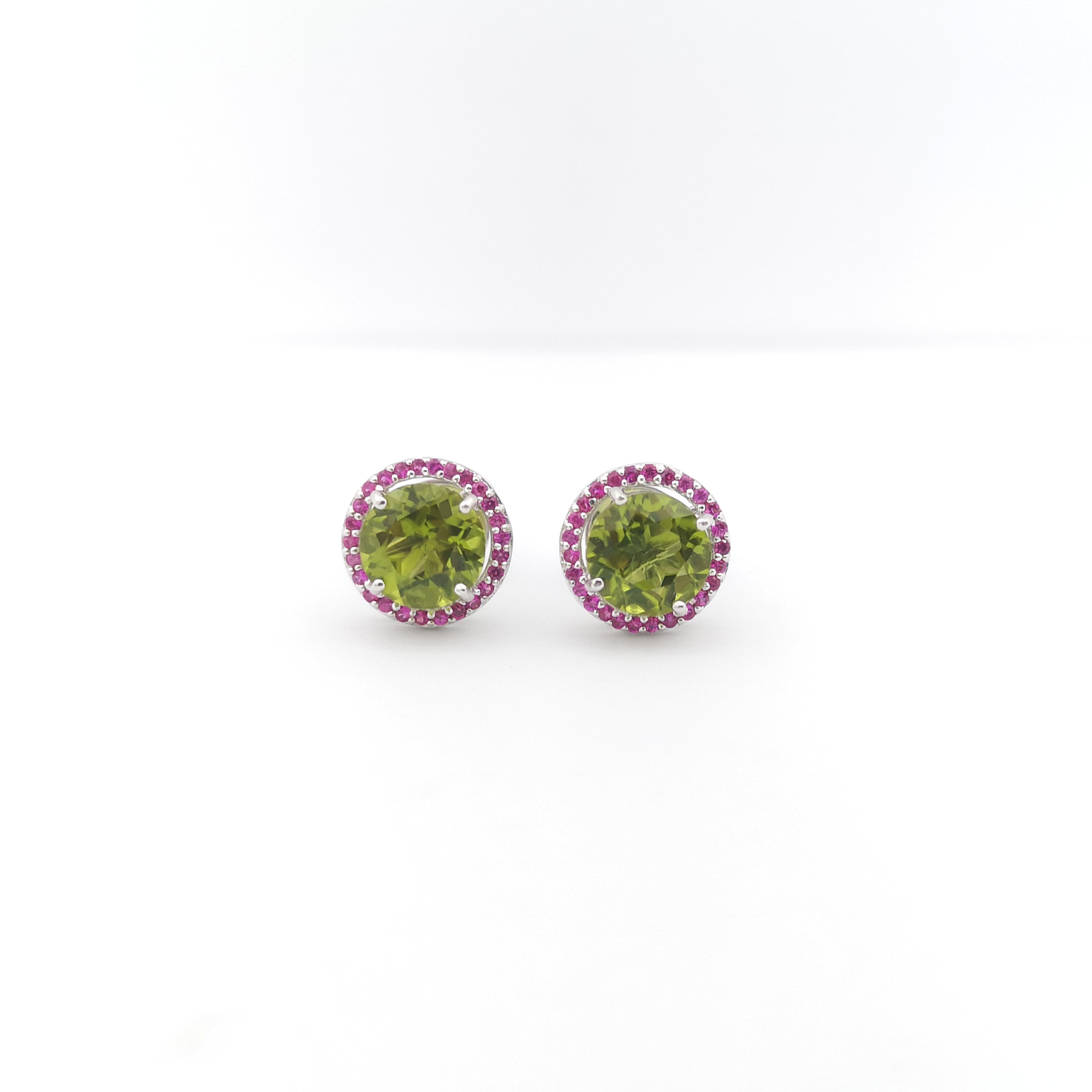 Round Cut Peridot with Pink Sapphire Earrings set in 18K White Gold Settings For Sale