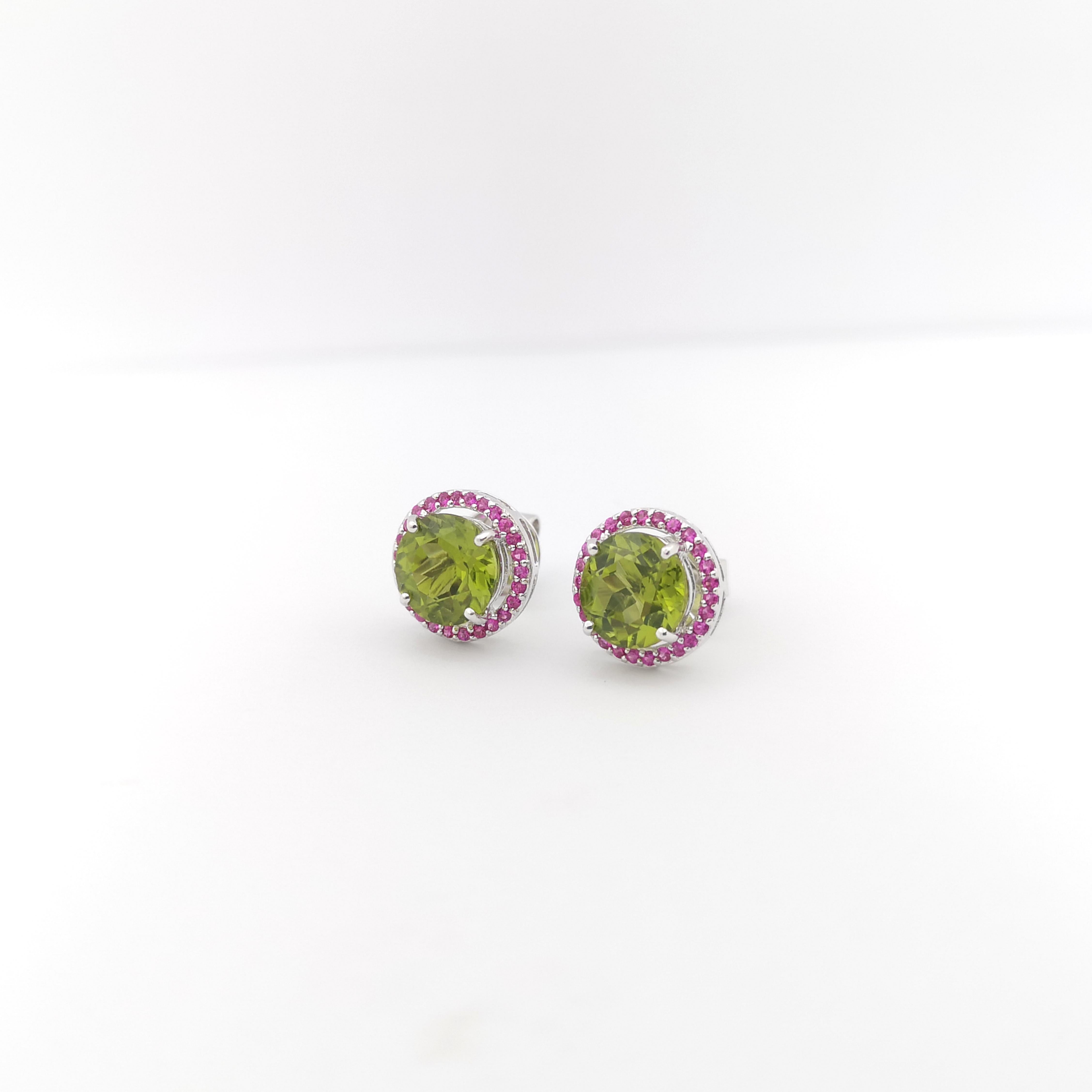 Peridot with Pink Sapphire Earrings set in 18K White Gold Settings In New Condition For Sale In Bangkok, TH
