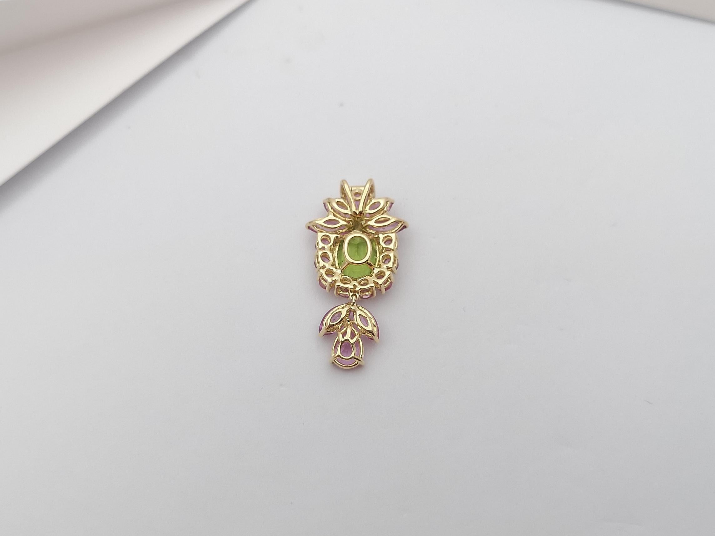 Peridot with Pink Sapphire Pendant Set in 18 Karat Gold Settings In New Condition For Sale In Bangkok, TH
