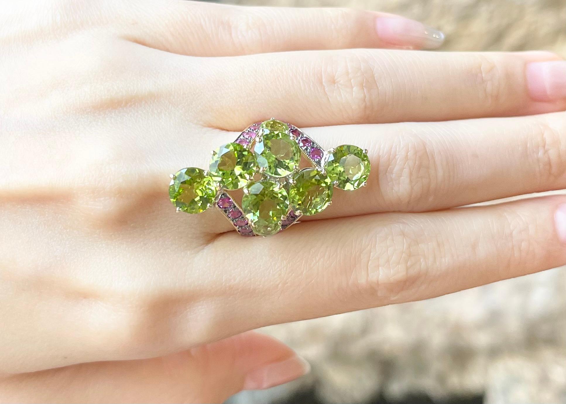 Contemporary Peridot with Pink Sapphire Ring set in 18K Gold Setting For Sale