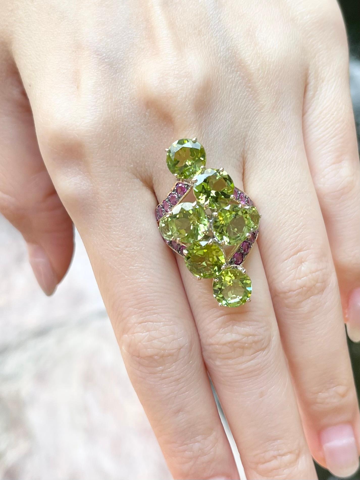Round Cut Peridot with Pink Sapphire Ring set in 18K Gold Setting For Sale