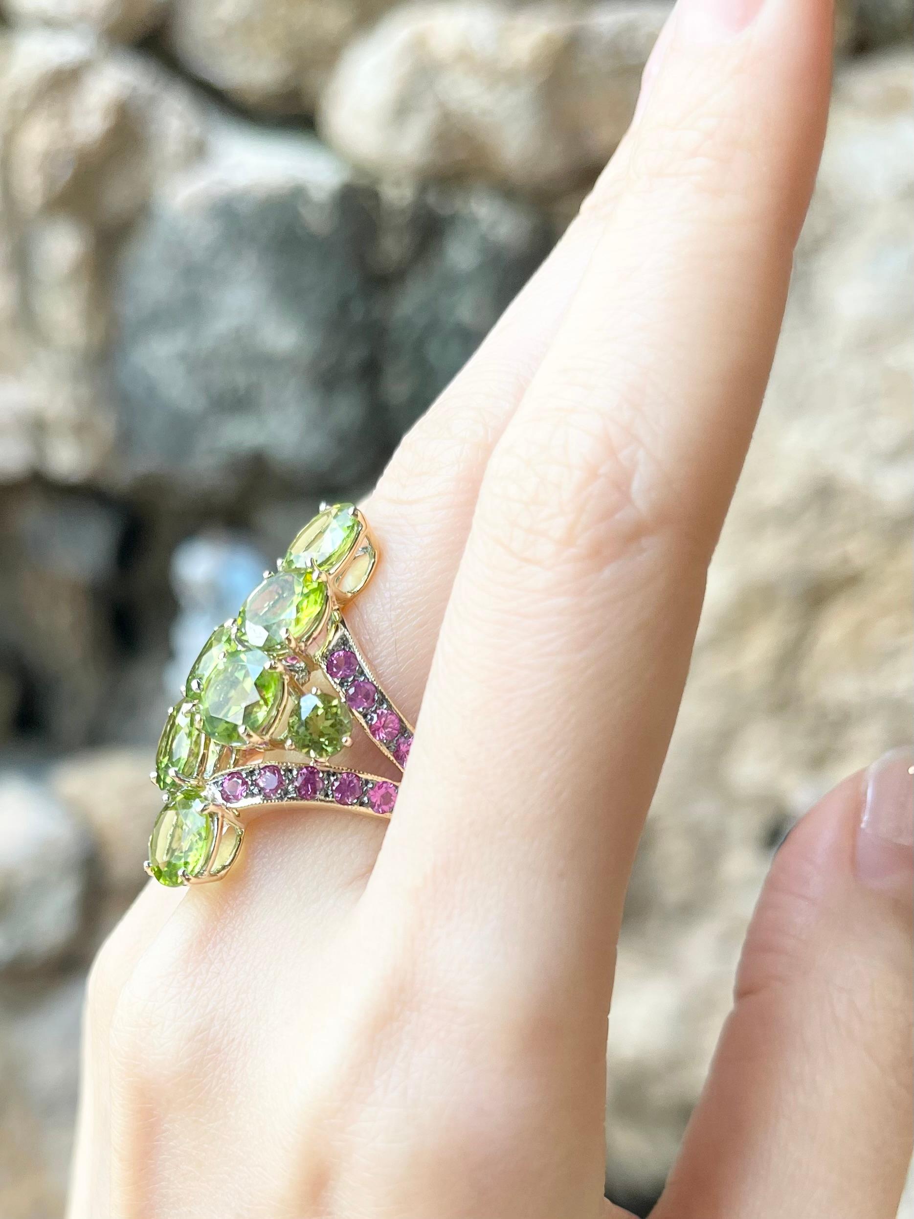 Peridot with Pink Sapphire Ring set in 18K Gold Setting In New Condition For Sale In Bangkok, TH