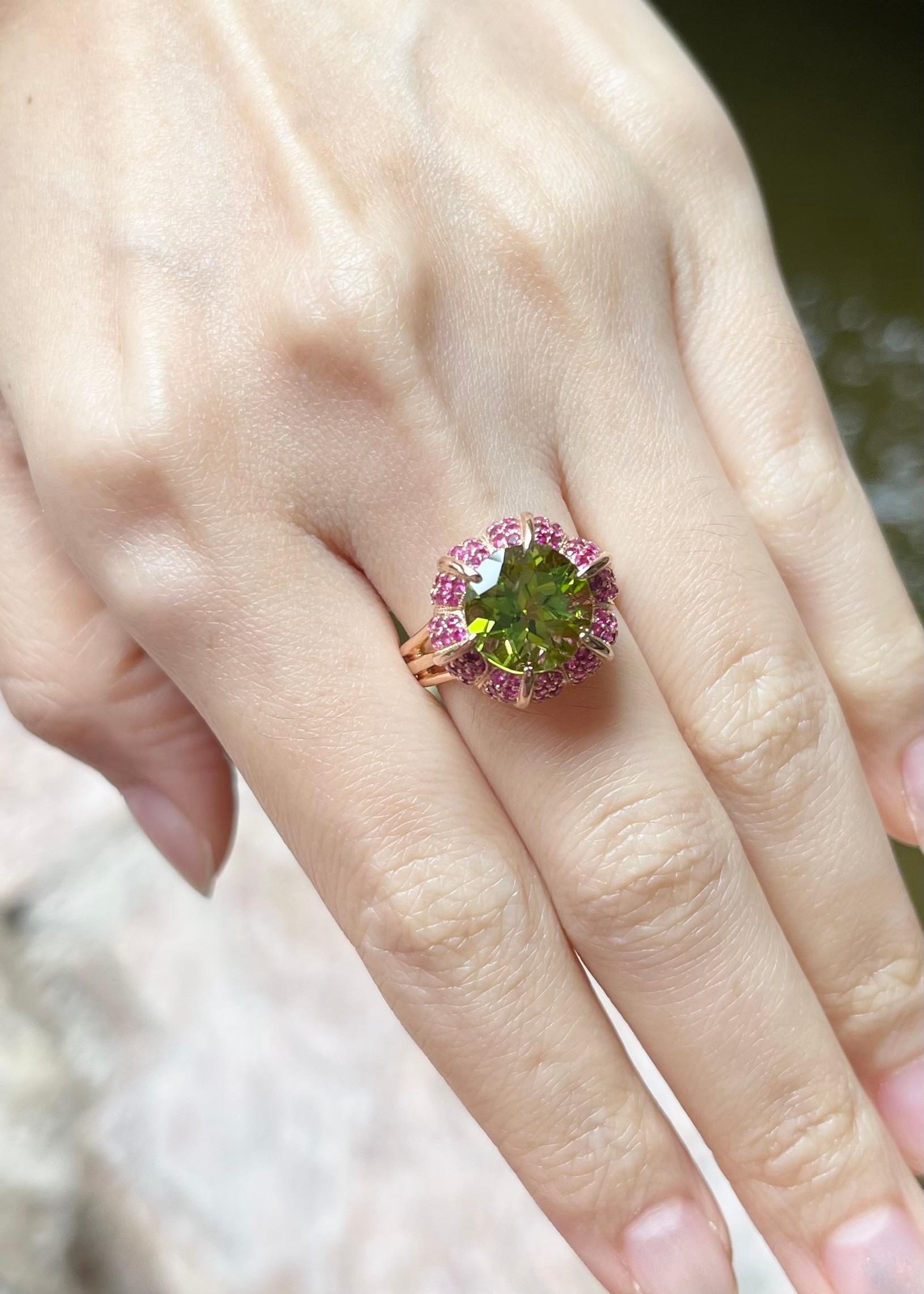 Round Cut Peridot with Pink Sapphire Ring set in 18K Rose Gold Settings For Sale