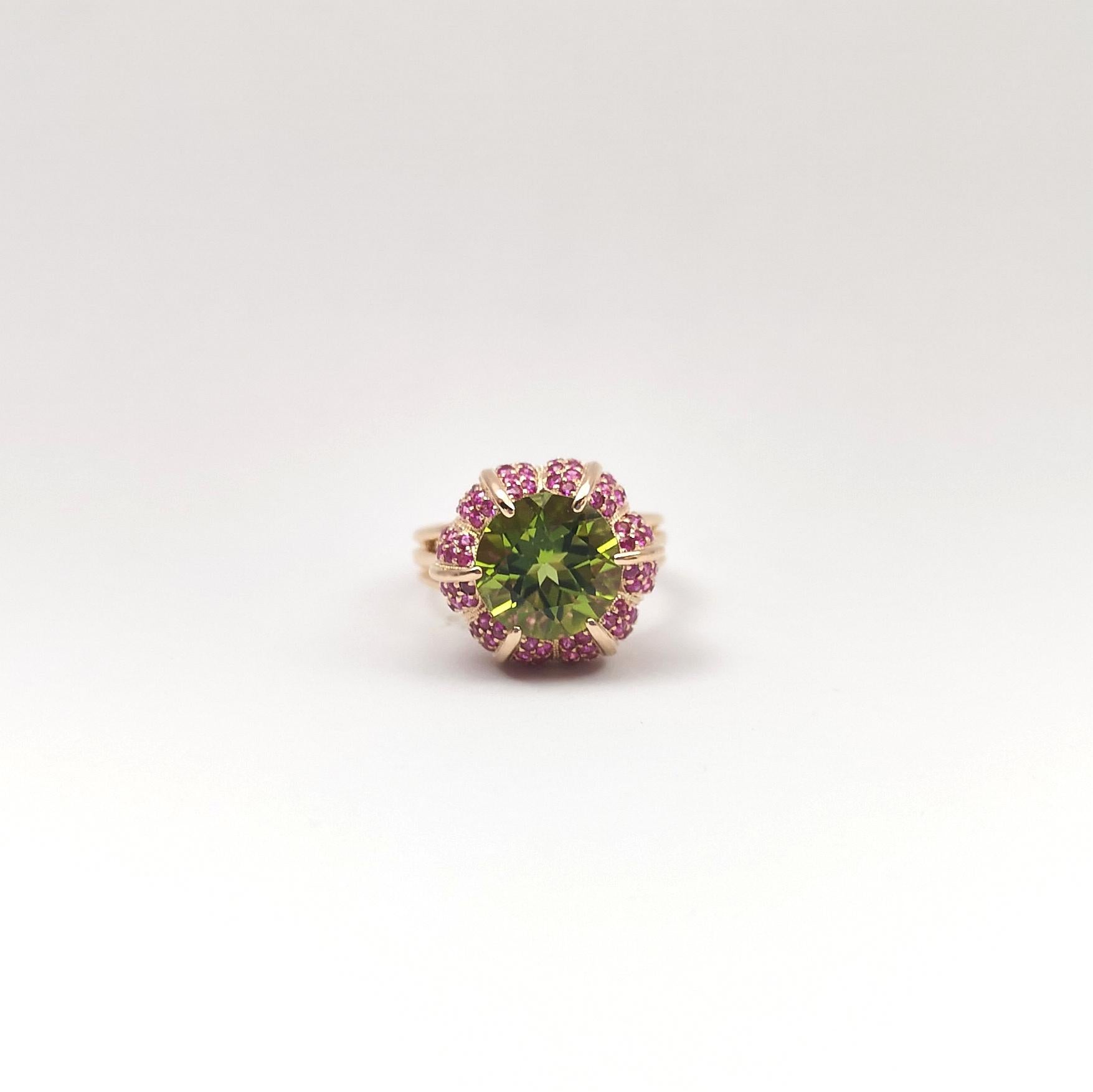 Peridot with Pink Sapphire Ring set in 18K Rose Gold Settings For Sale 2