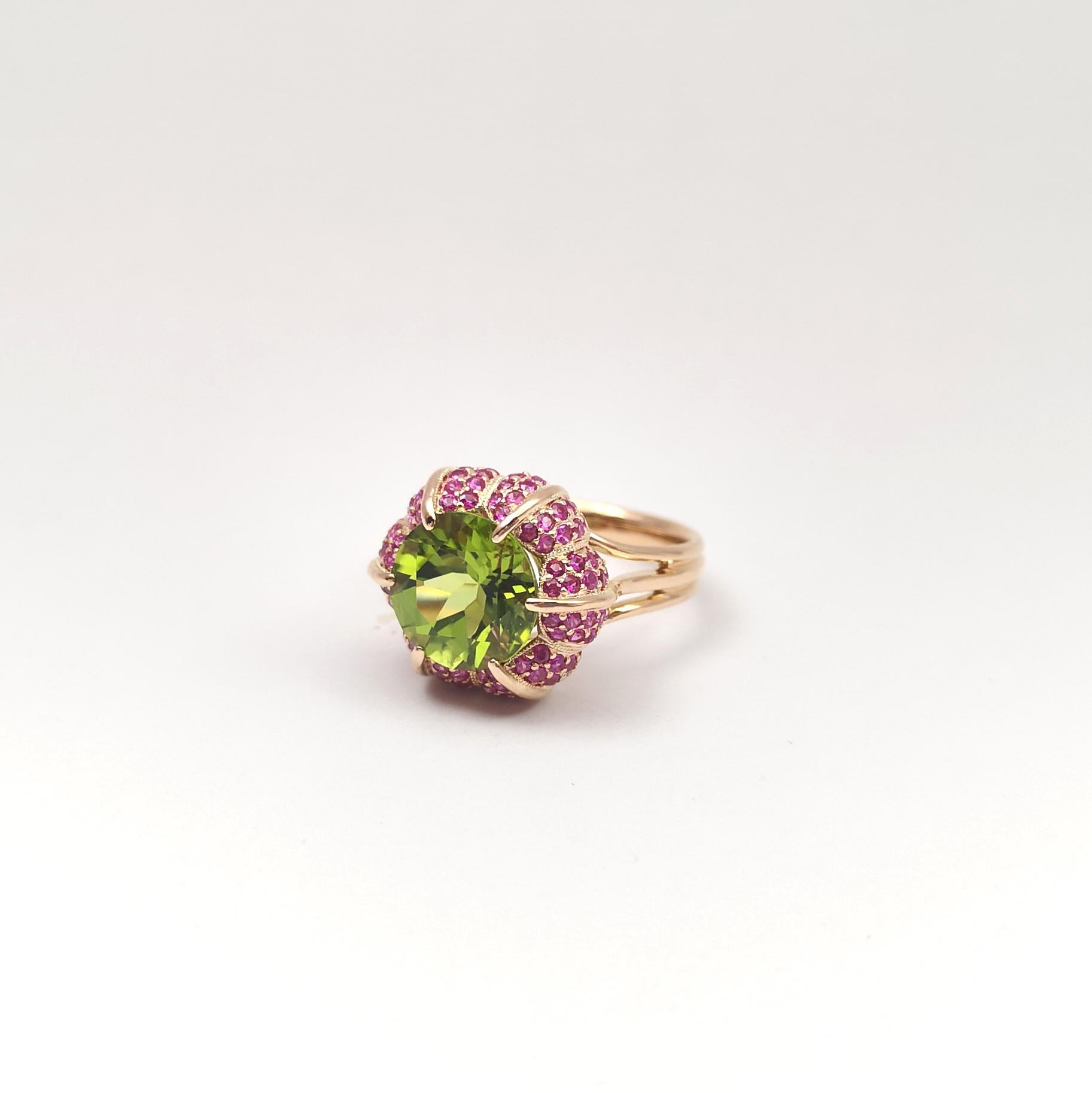 Peridot with Pink Sapphire Ring set in 18K Rose Gold Settings For Sale 3