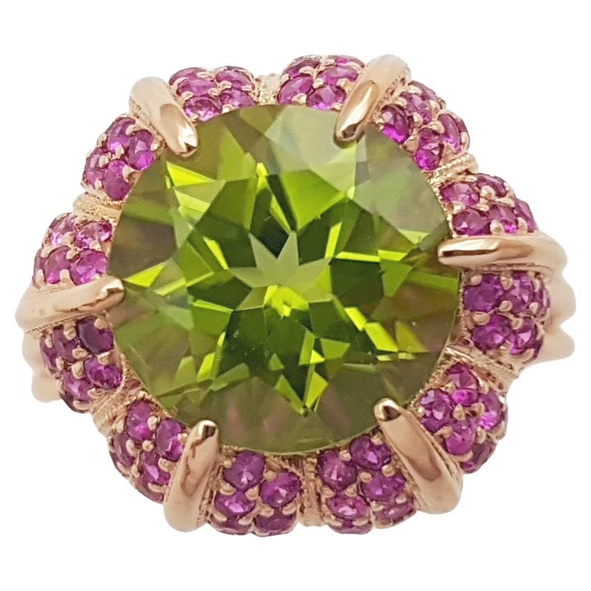 Anillo de peridoto con zafiro rosa engastado en oro rosa de 18 quilates