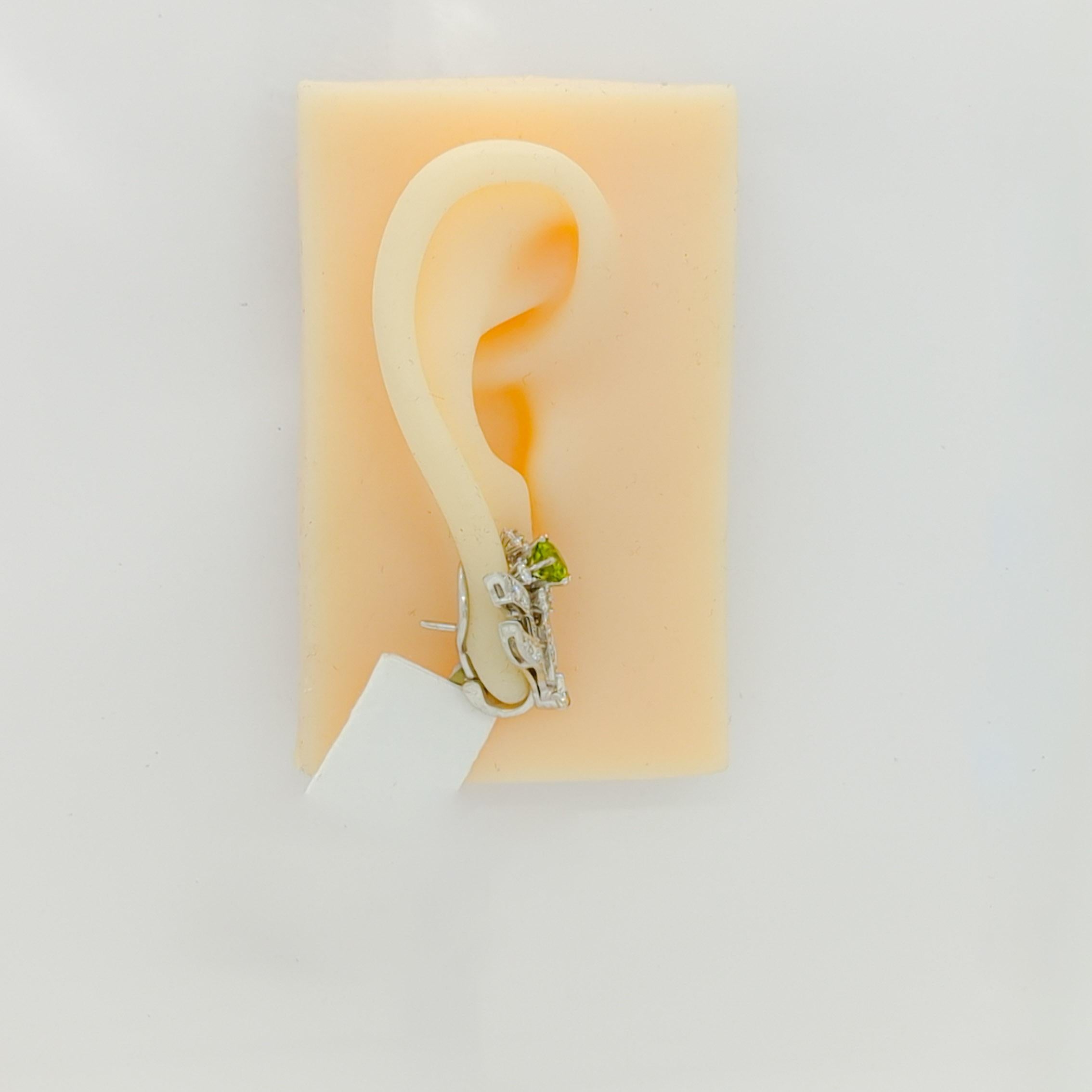 Peridot mit rundem und Marquise-Diamant-Blumen-Ohrringen aus Platin (Rundschliff) im Angebot
