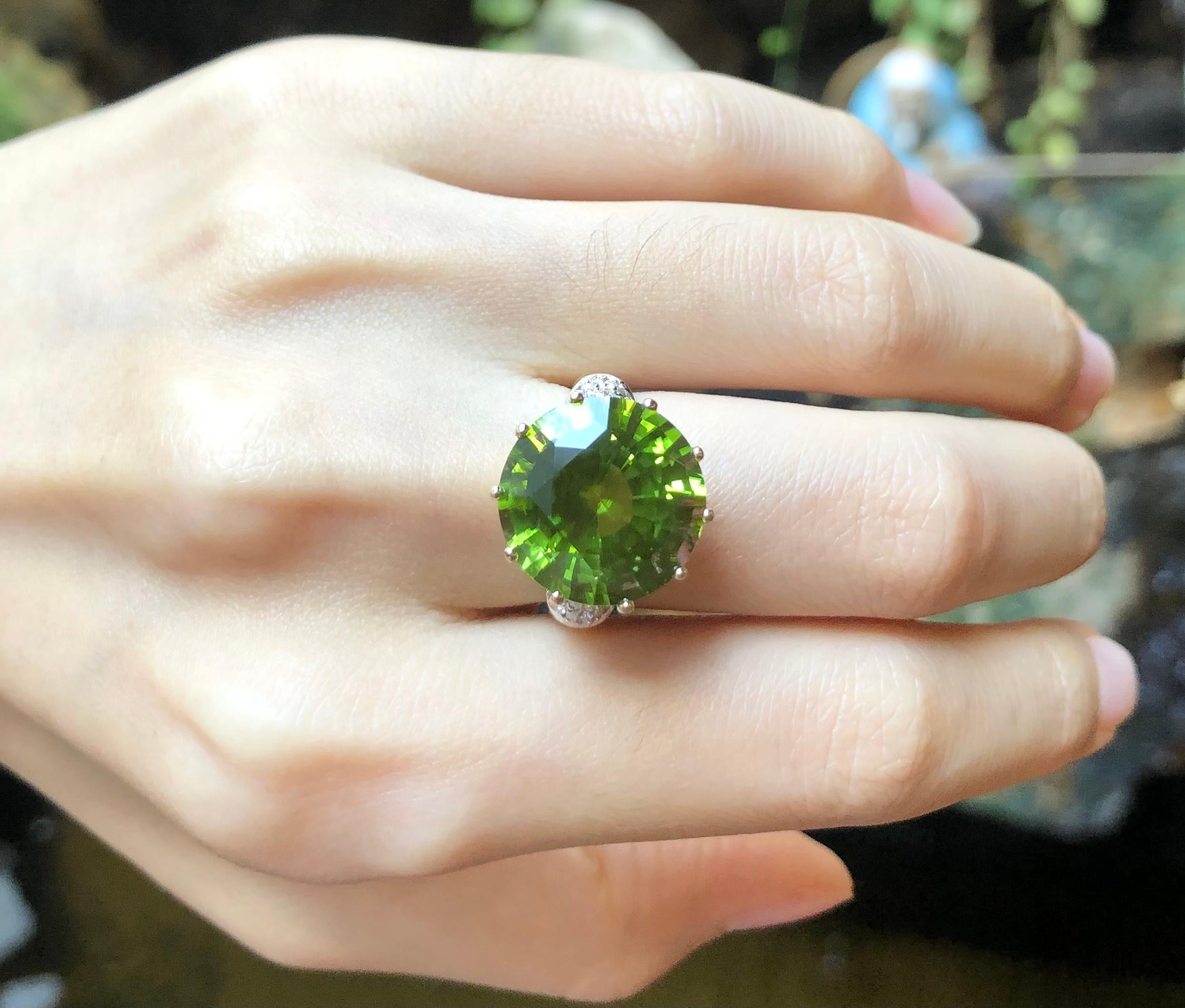 Peridot with Ruby and Diamond Ring Set in 18 Karat Gold Settings In New Condition In Bangkok, TH