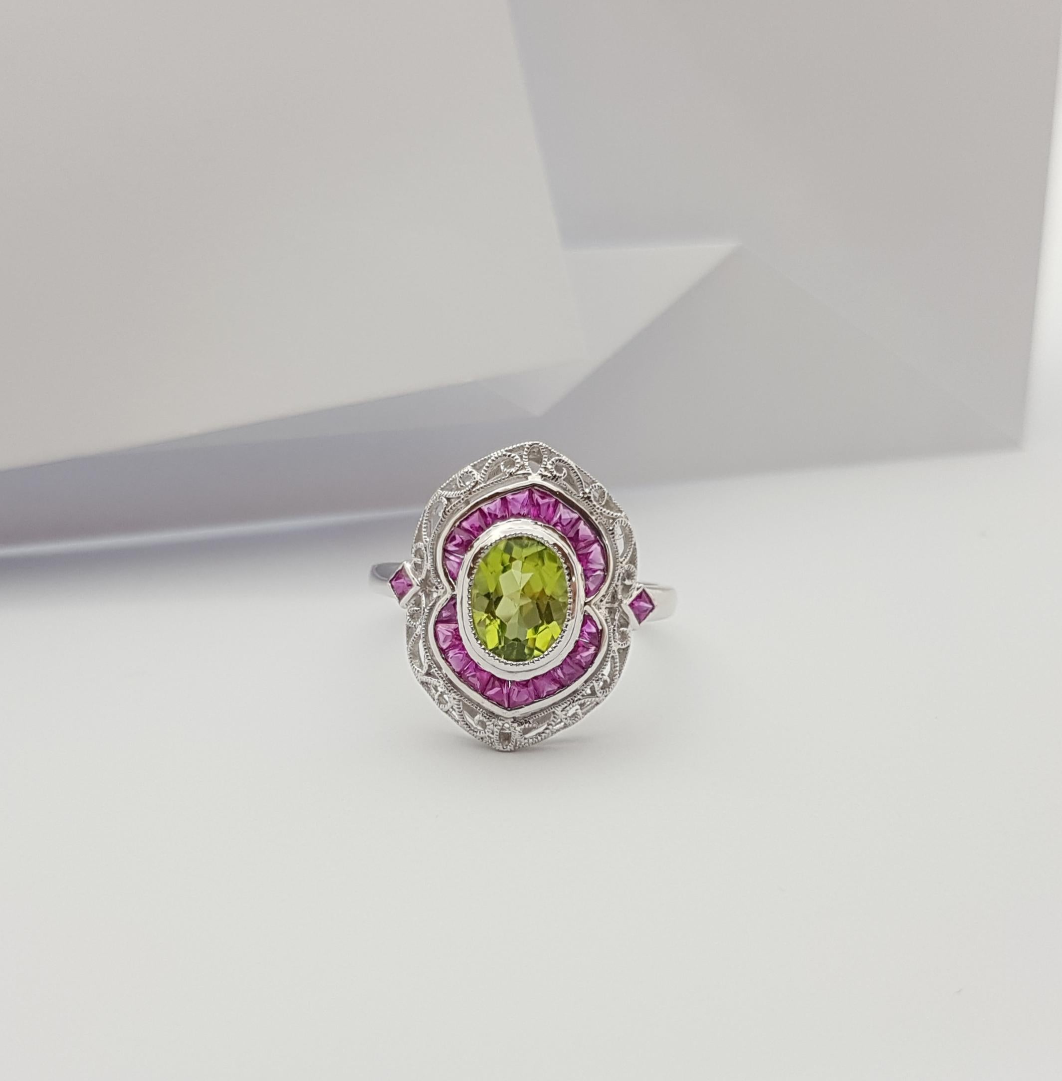 Bague en or blanc 18 carats sertie d'un péridot et de rubis en vente 6
