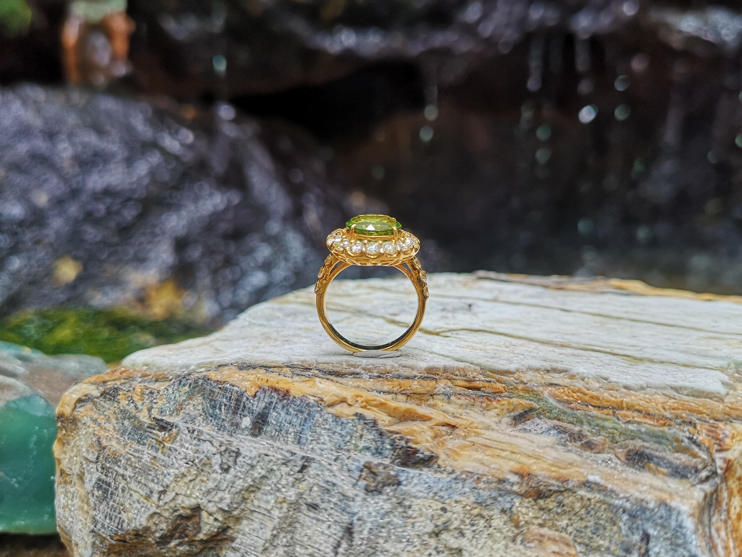 Peridot with Yellow Diamond Ring Set in 18 Karat Gold Settings For Sale 1