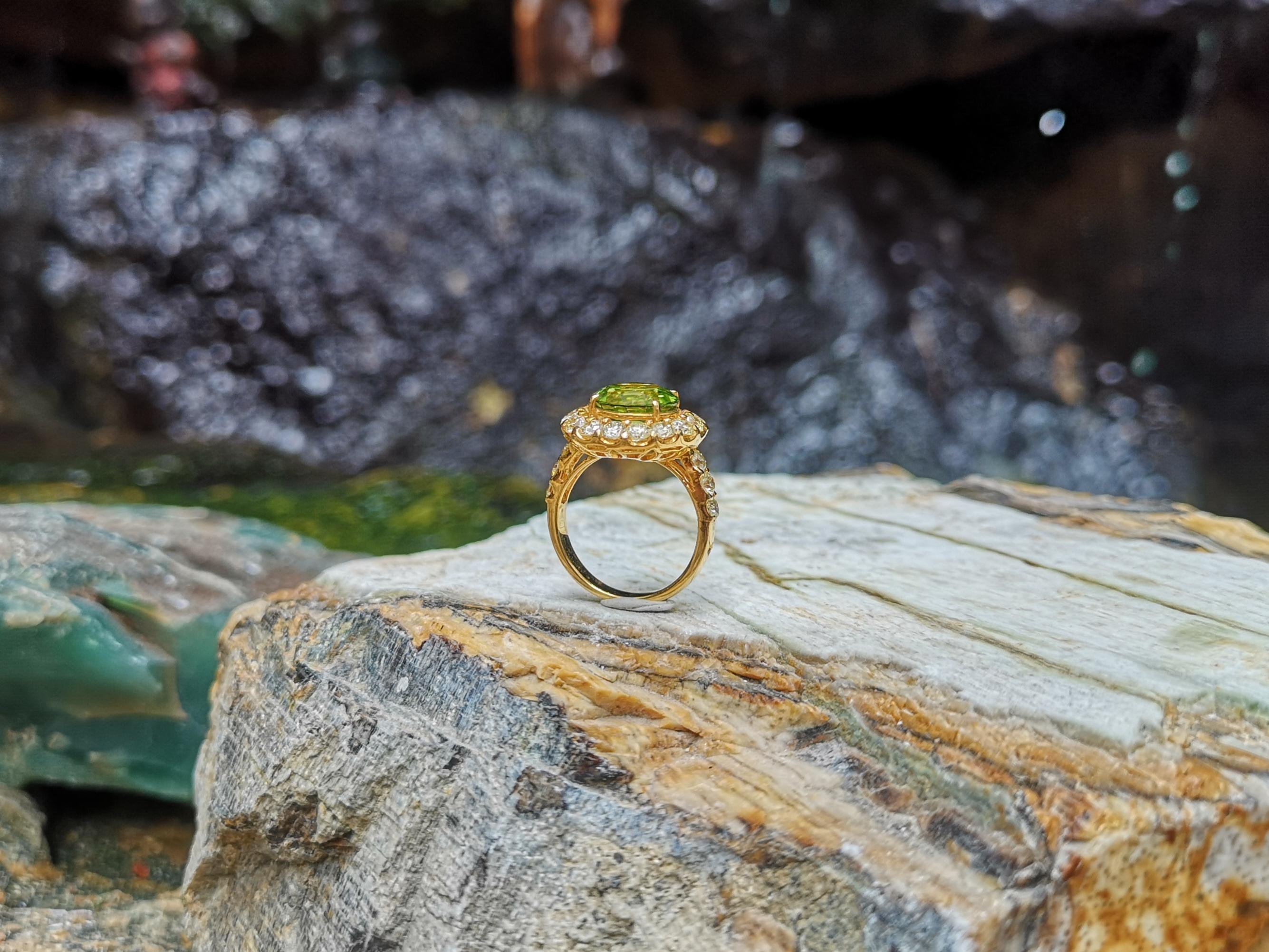 Peridot with Yellow Diamond Ring Set in 18 Karat Gold Settings For Sale 2