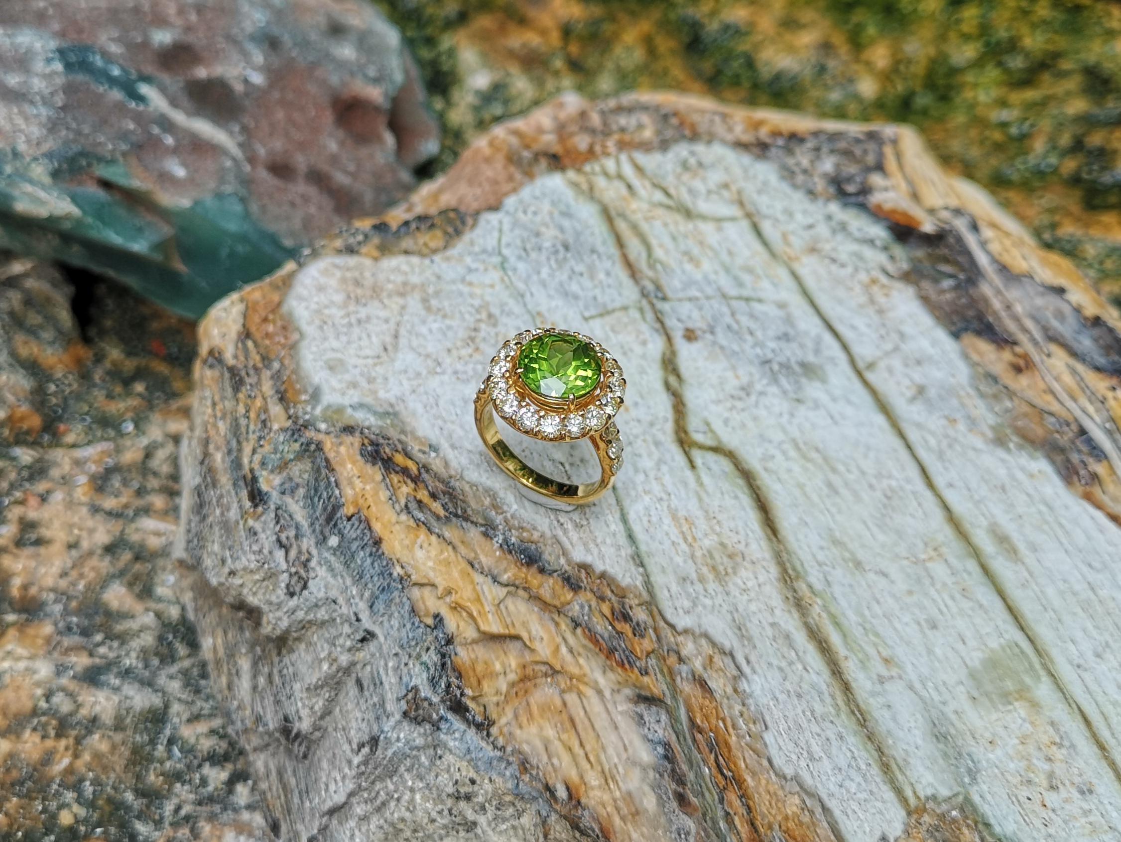 Peridot with Yellow Diamond Ring Set in 18 Karat Gold Settings For Sale 3