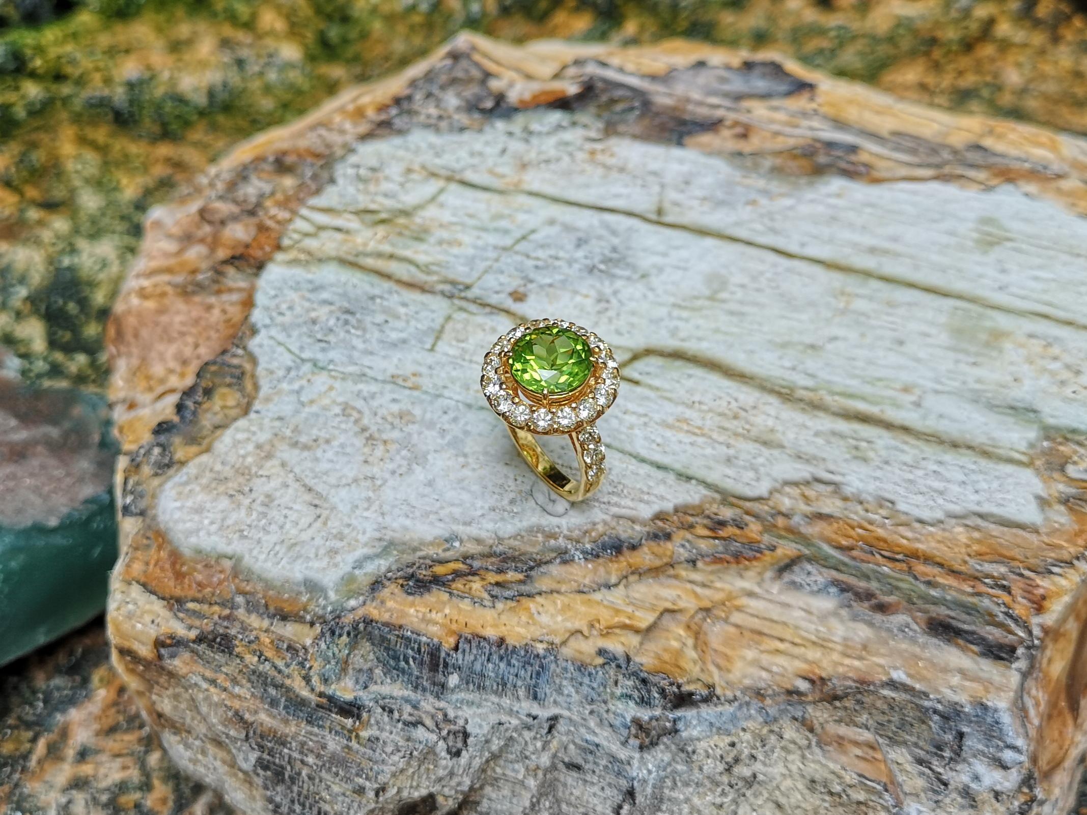 Peridot with Yellow Diamond Ring Set in 18 Karat Gold Settings For Sale 4