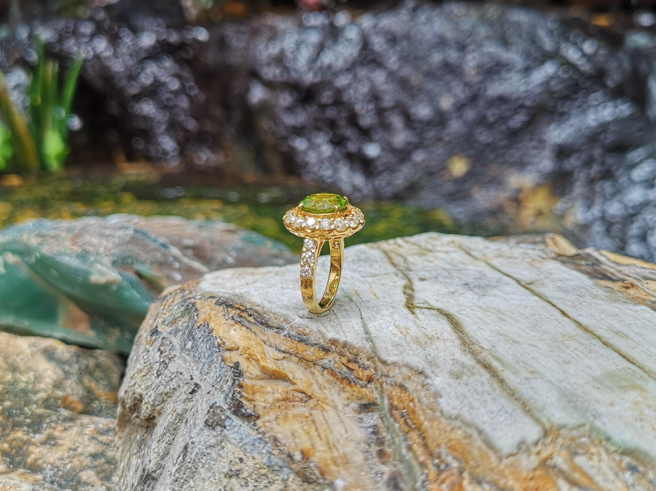 Peridot with Yellow Diamond Ring Set in 18 Karat Gold Settings For Sale 5
