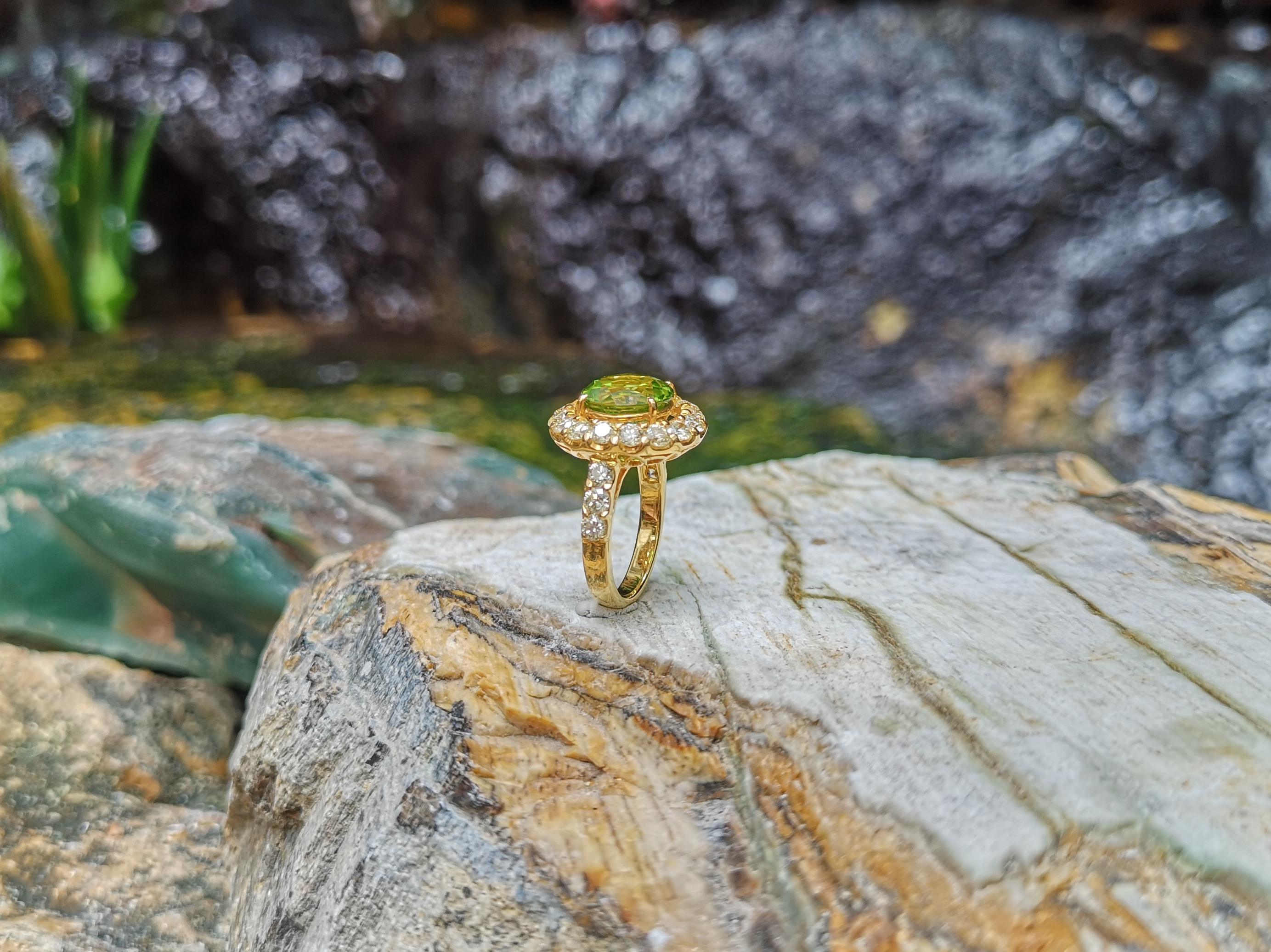 Anillo Peridoto con Diamante Amarillo Engastado en Oro de 18 Kilates en venta 8