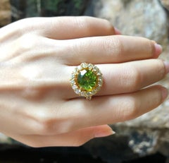 Peridot mit gelbem Diamantring in 18 Karat Goldfassung gefasst
