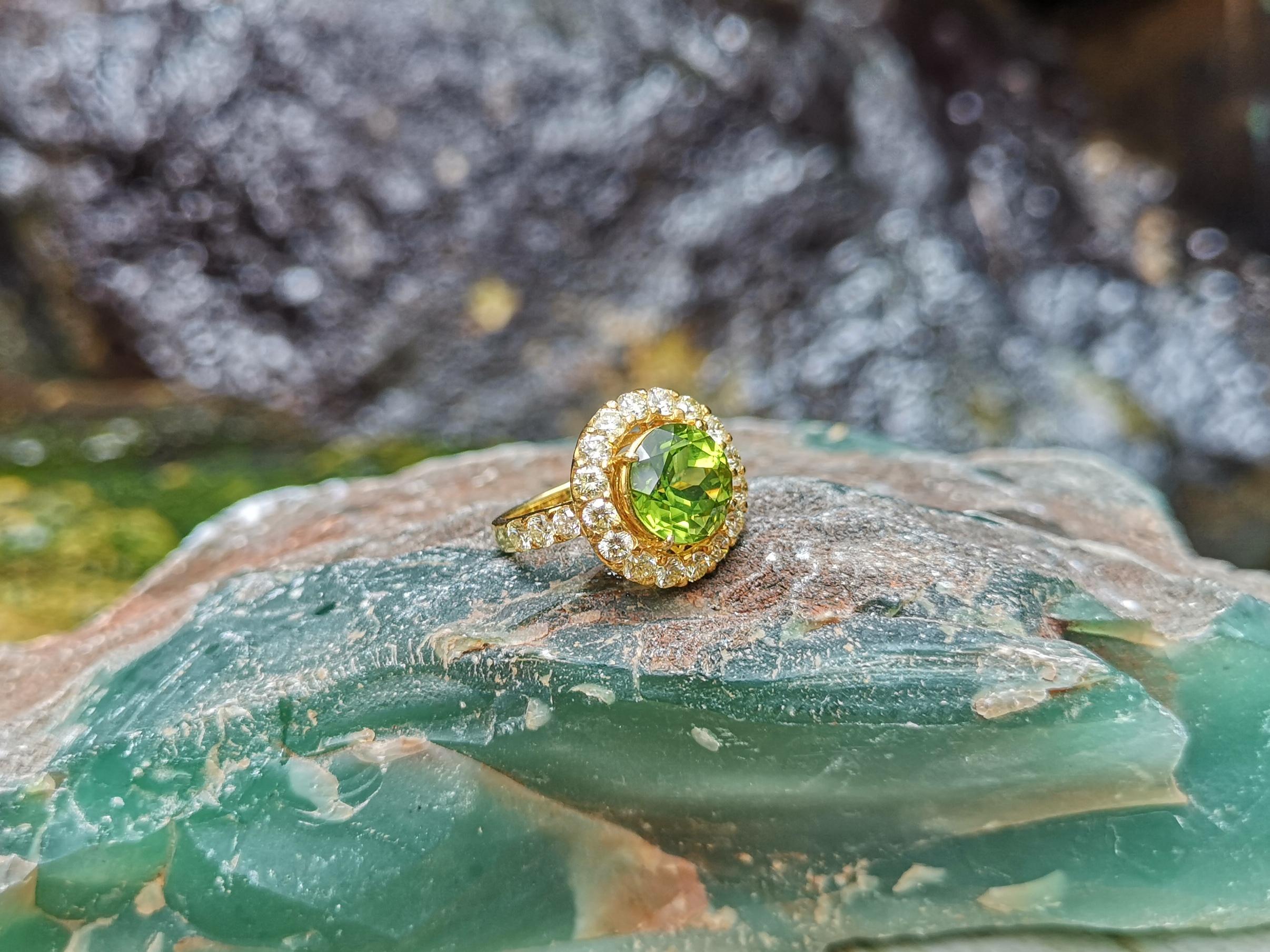 Peridot with Yellow Diamond Ring Set in 18 Karat Gold Settings In New Condition For Sale In Bangkok, TH