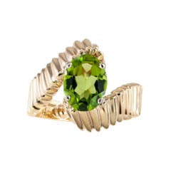 Anillo solitario de oro amarillo con peridoto