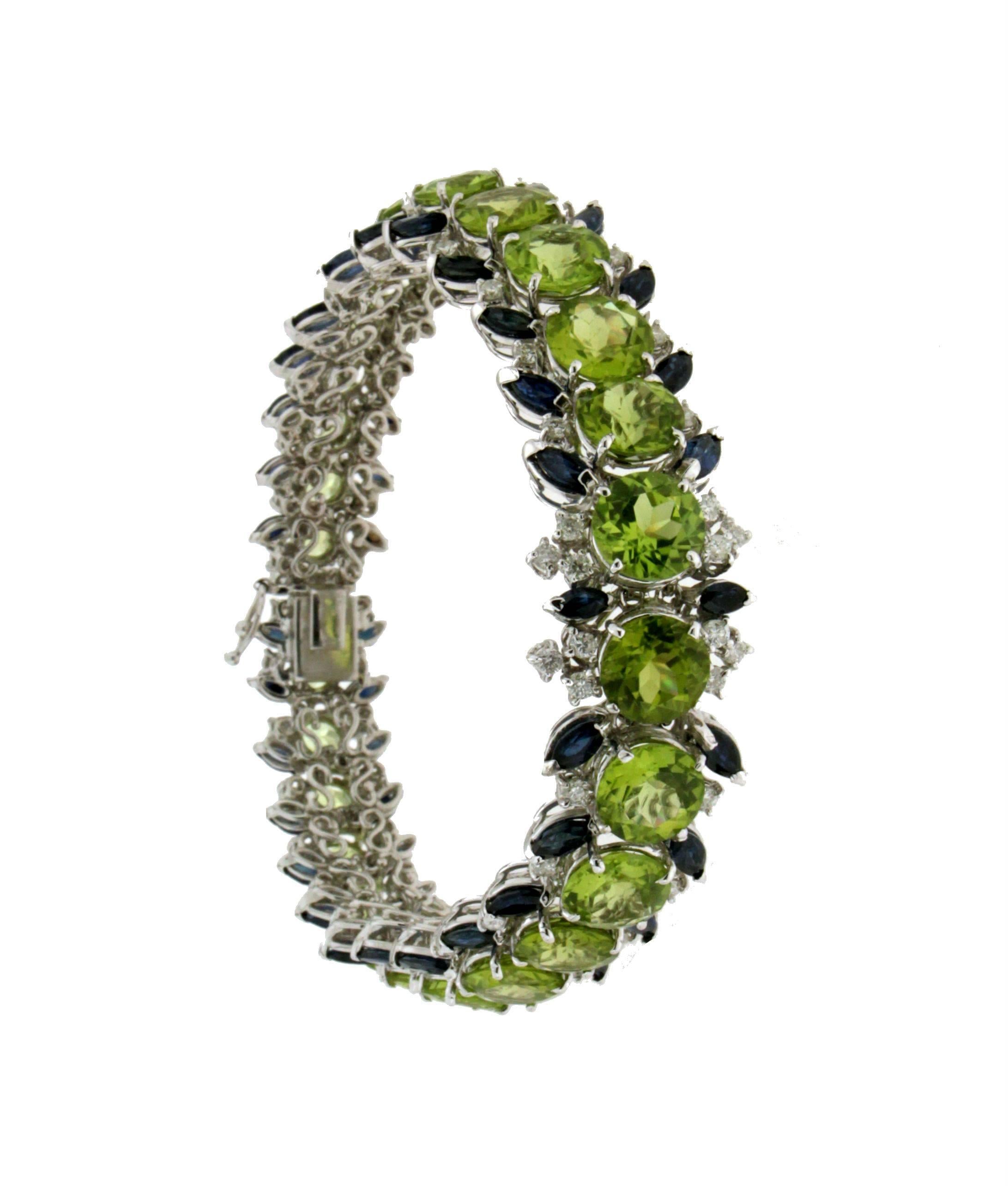 Peridot 18 Karat White Gold Diamonds and Sapphires Cuff Bracelet In New Condition In Marcianise, IT