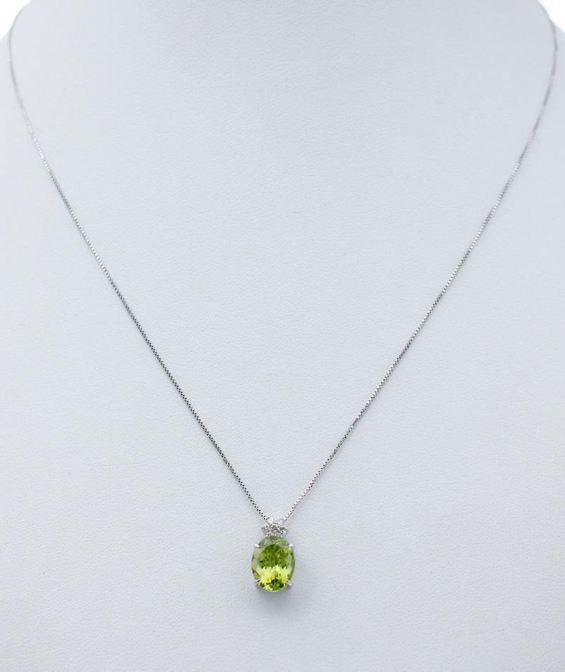 Beautiful pendant necklace in 14 karat white gold stucture mounted with a peridot and, on it, a flower of diamonds.The chain is included.
Diamonds 0.10 ct
Peridot 2.93 ct - 10 mm x 8 mm
Total Weight 2.70 gr
Lenght 46.5 cm
RF  +CCA
For any