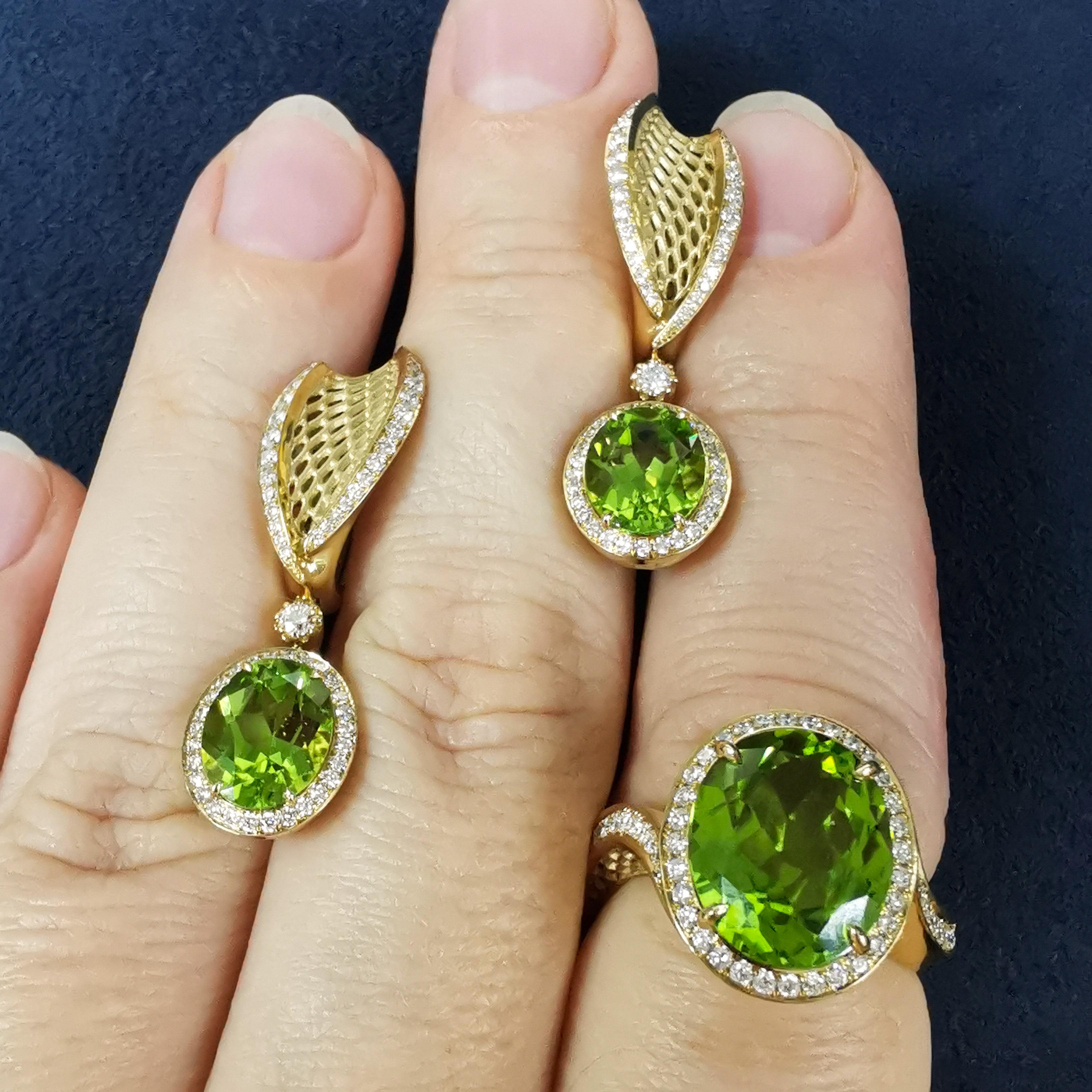 Peridots Diamonds 18 Karat Yellow Gold New Classic Suite In New Condition For Sale In Bangkok, TH