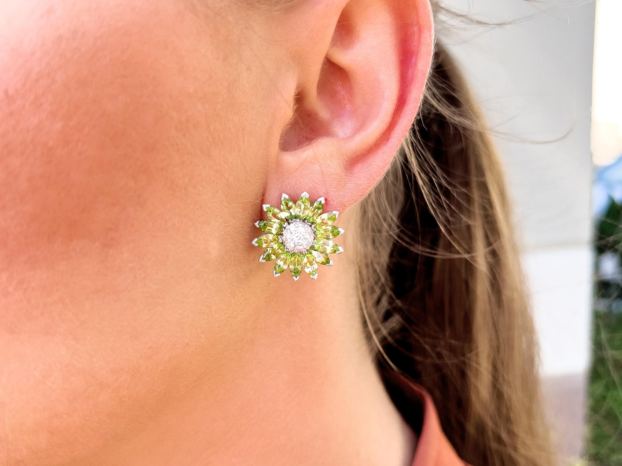 Peridots = 4.60 Carats
Diamonds = 0.40 Carats
( Color: F, Clarity: VS )
Dimensions: 20 x 20 x 18 mm
Metal: 18K Gold
Made in Italy