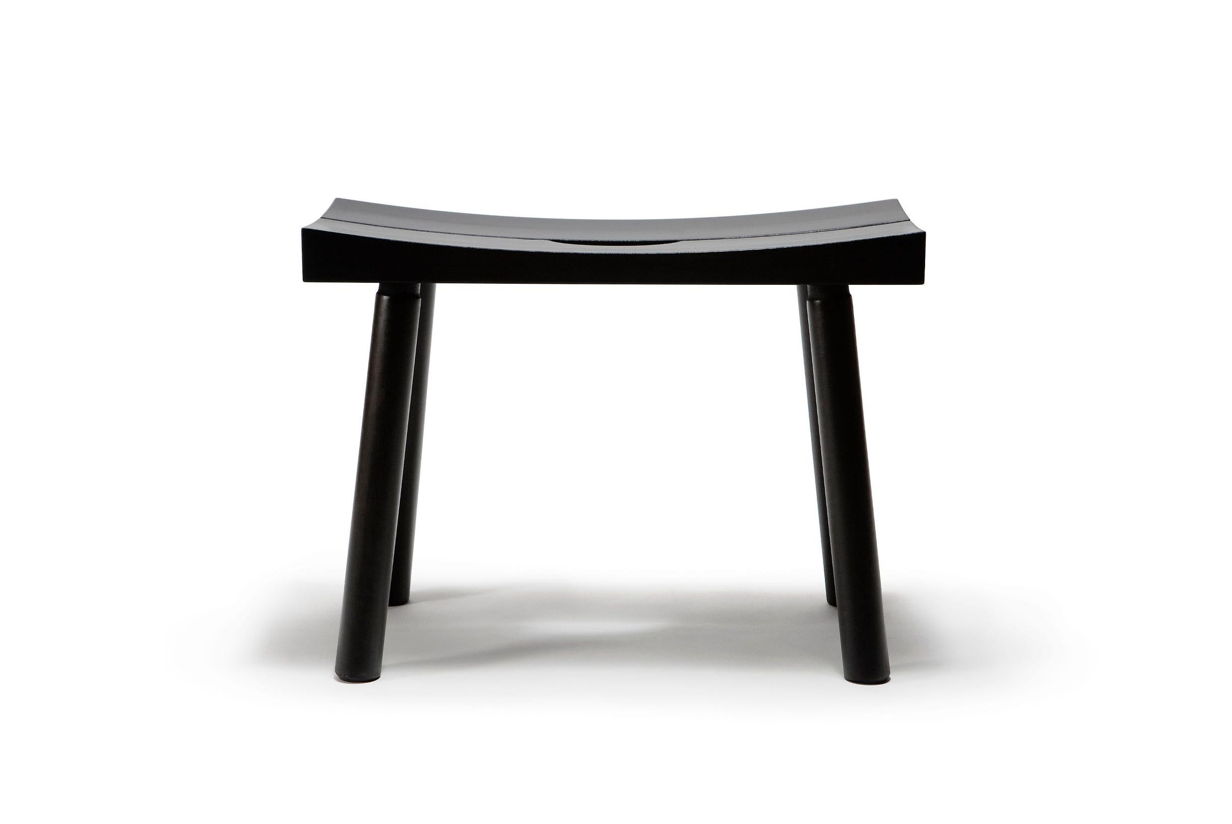 Le traditionnel tabouret de sauna Classic de Kari Virtanen a été fabriqué à Nikari sous différentes formes au fil des décennies. Cette version a été créée dans les années 90 pour un sauna très particulier situé à Moscou, en Russie. Fabriqué à la