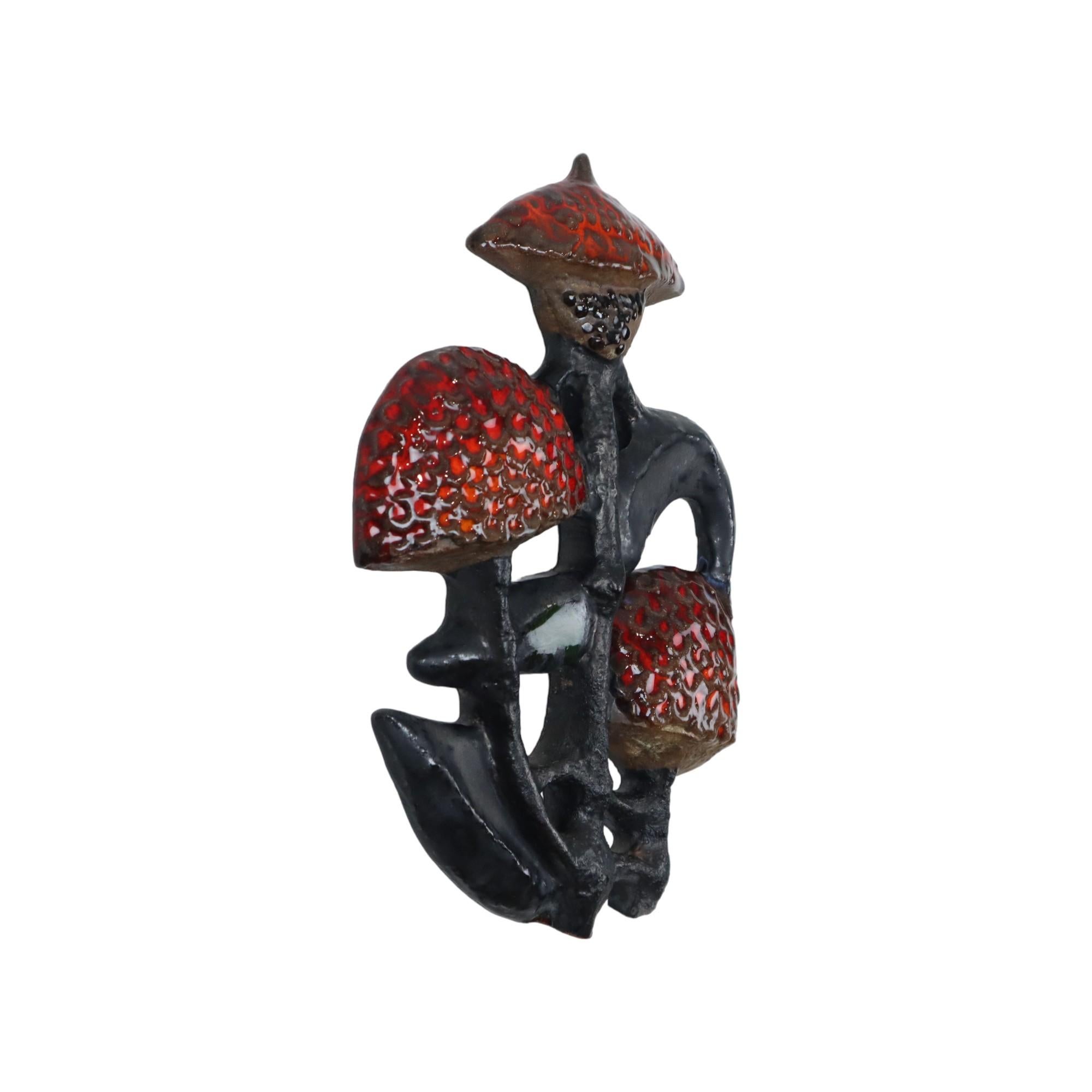 Rara scultura astratta da parete in ceramica con funghi, decorazione da parete fatta a mano dall'artista belga Elisabeth Vandeweghe per Perignem, oggetto di design degli anni '60, realizzato in coloratissima terracotta smaltata e opaca; questa