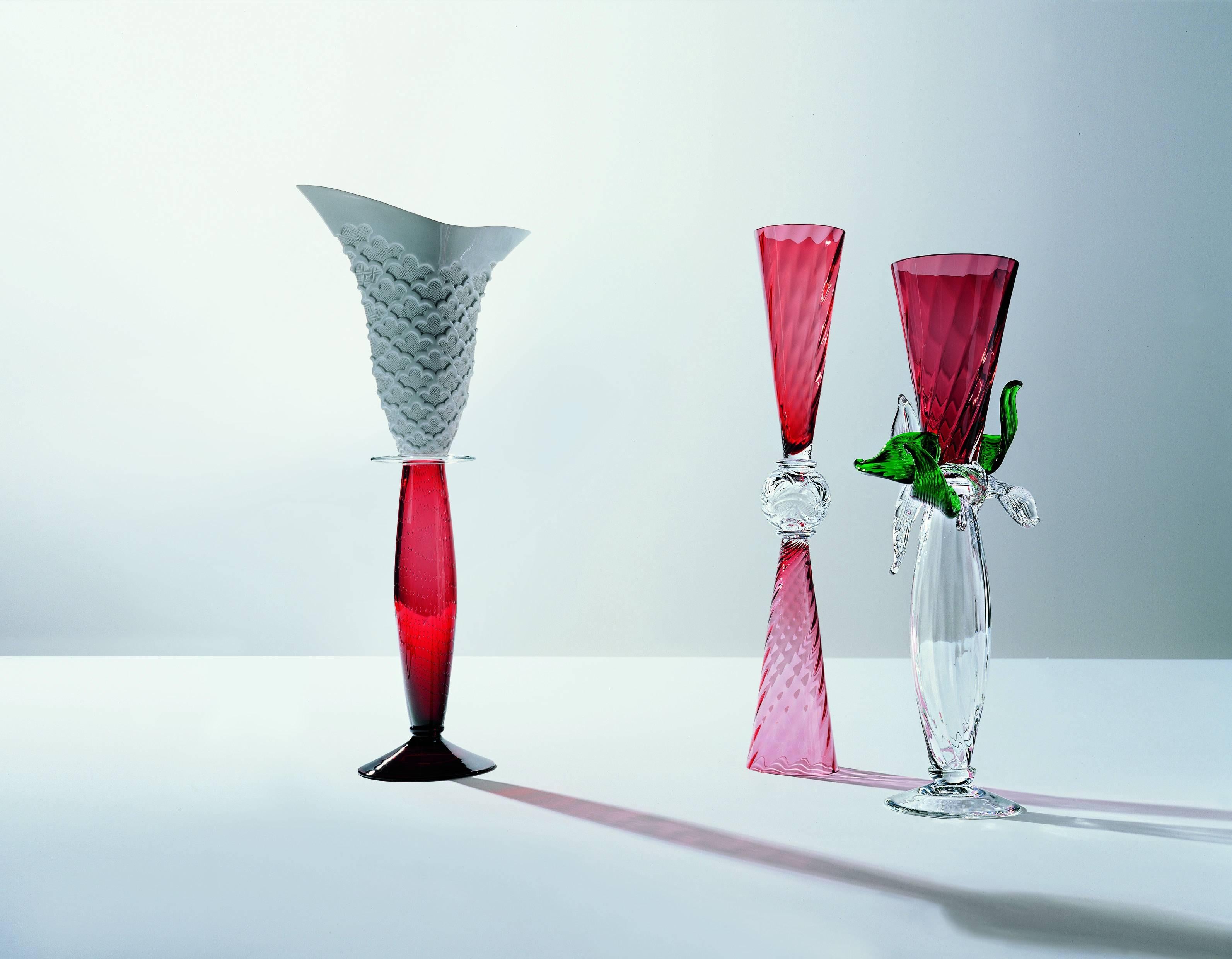 Perigot est un vase en verre soufflé rouge corail qui se caractérise par des lignes élégantes et une forme parfaitement symétrique.

Borek Sipek (1949-2016) a étudié la décoration intérieure à l'école des arts et métiers de Prague de 1964 à 1968. Il