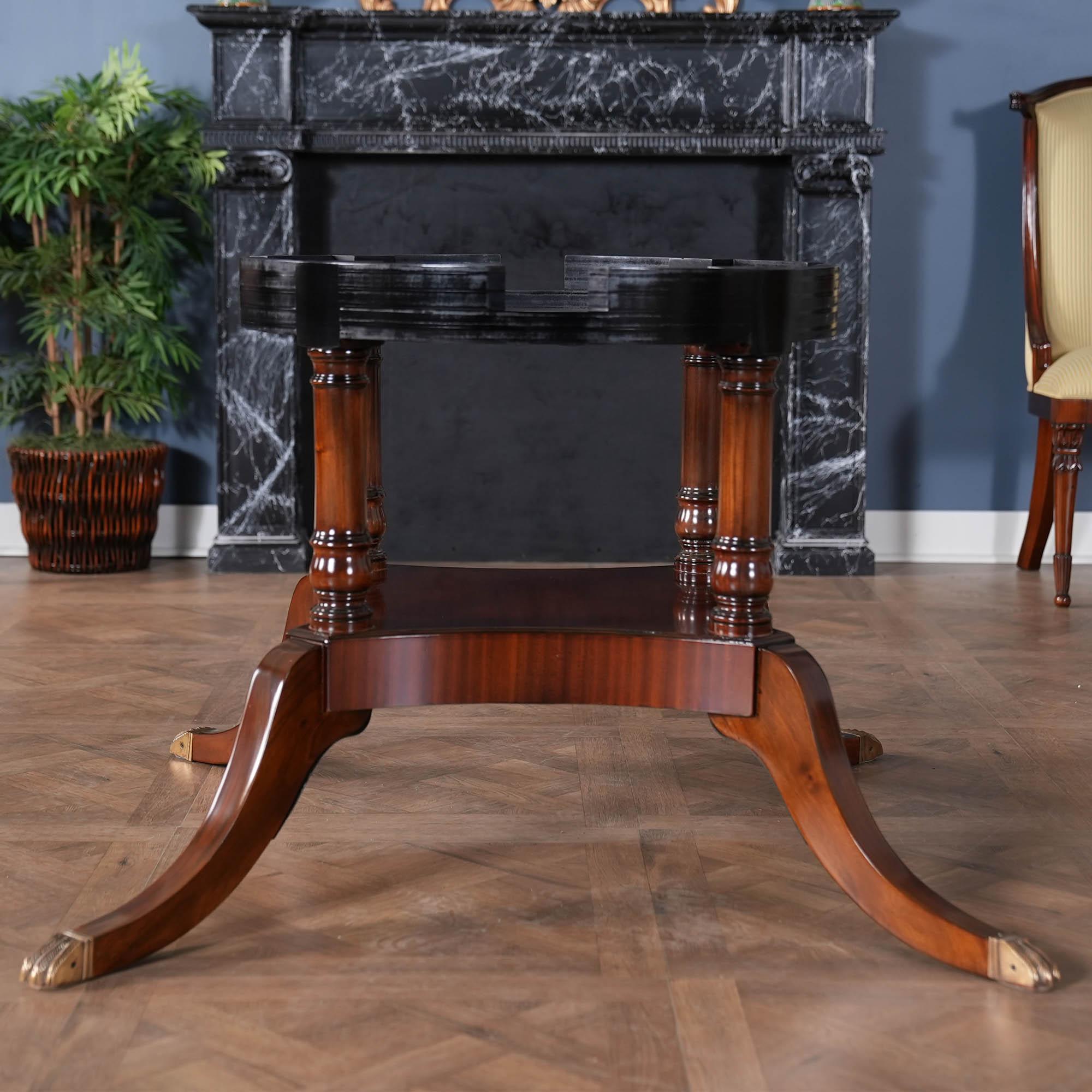 Chippendale Table à manger périphérique en vente