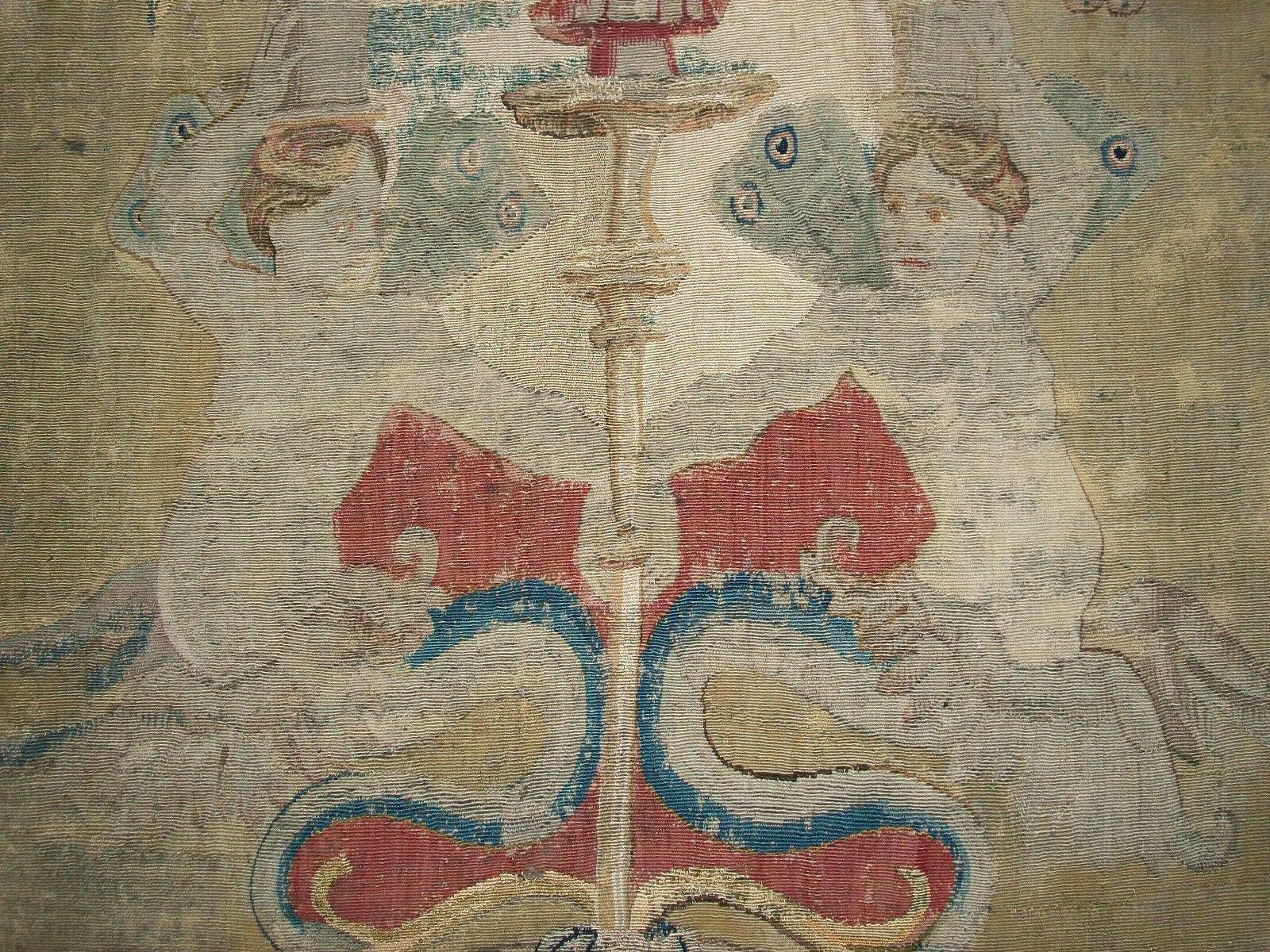 PERINODEL VAGA „Nach“, bedeutender flämischer Groteske-Wandteppich, um 1550 im Zustand „Gut“ im Angebot in Chatham, ON
