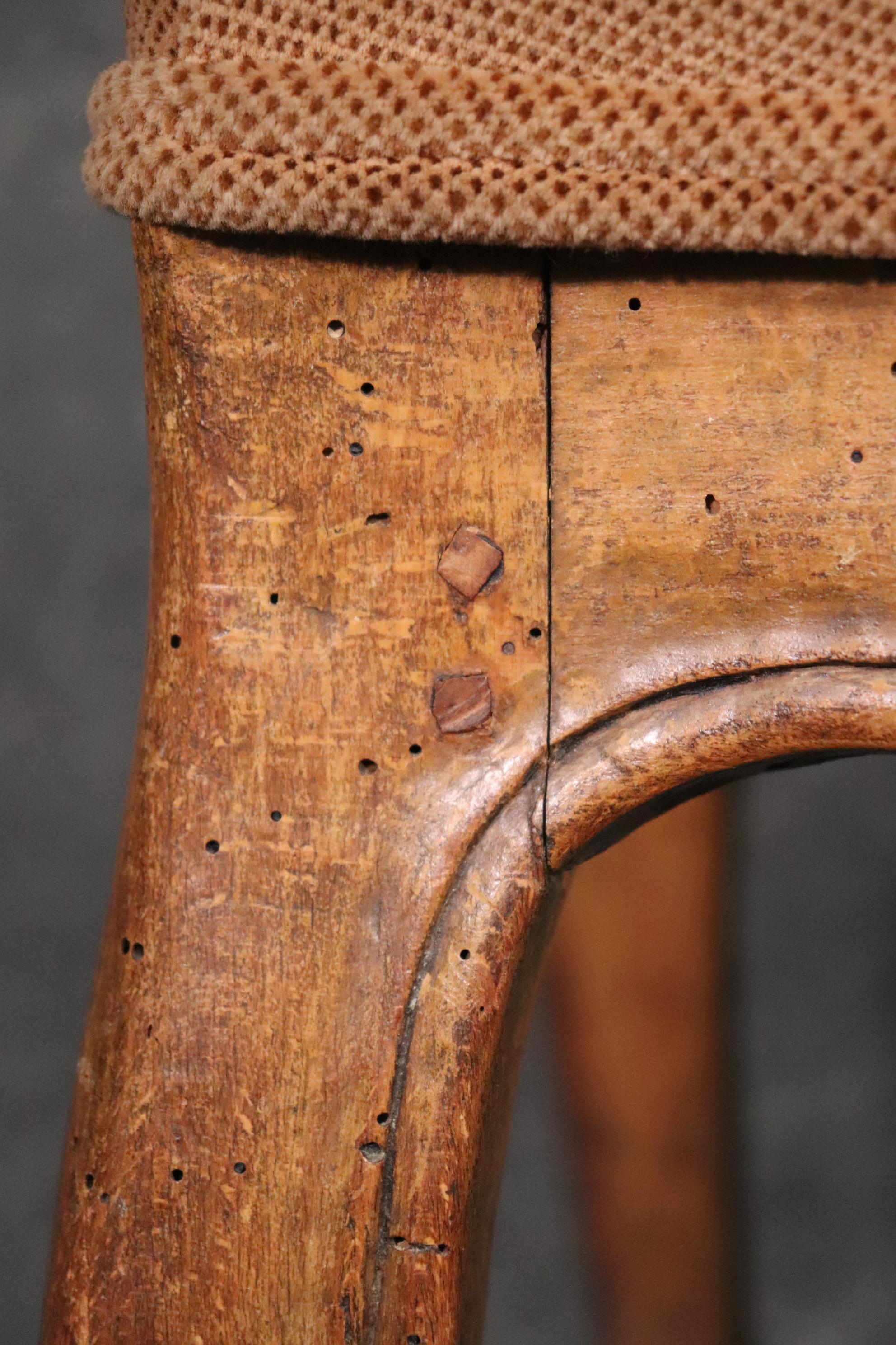 Period 1770s Era Italian Provincial Walnut Desk or Vanity Chair In Good Condition For Sale In Swedesboro, NJ