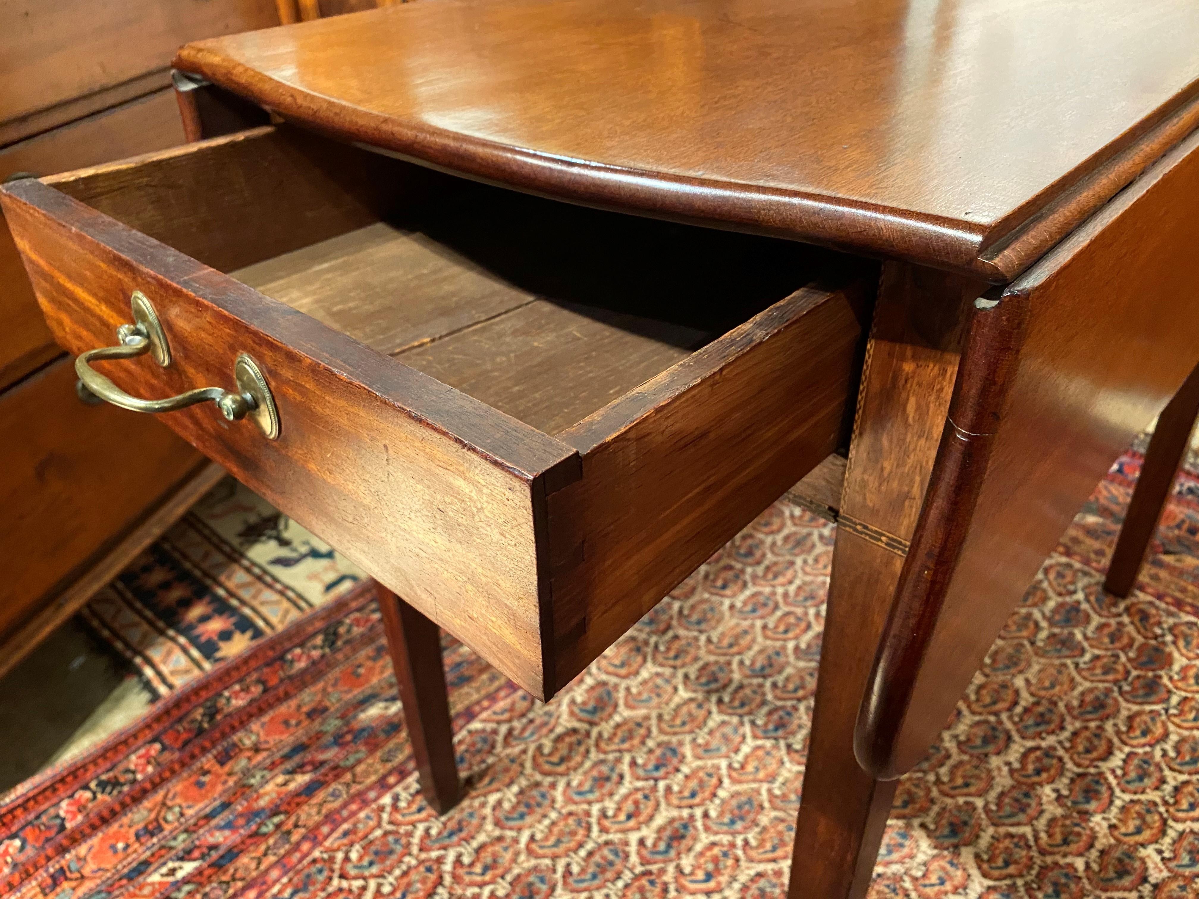 18th Century and Earlier Period 18th Century Drop-Leaf Pembroke Table with Delicate Line Inlay