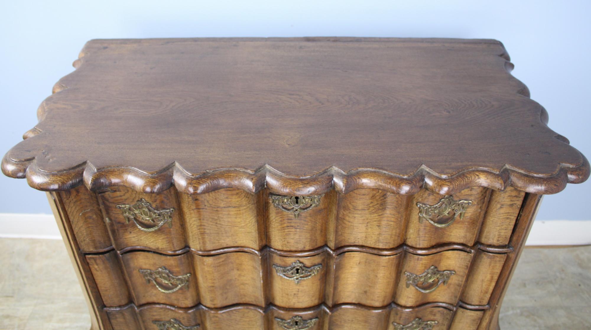 Chêne Commode et coffre à tiroirs serpentinite hollandais d'époque XVIIIe siècle en vente