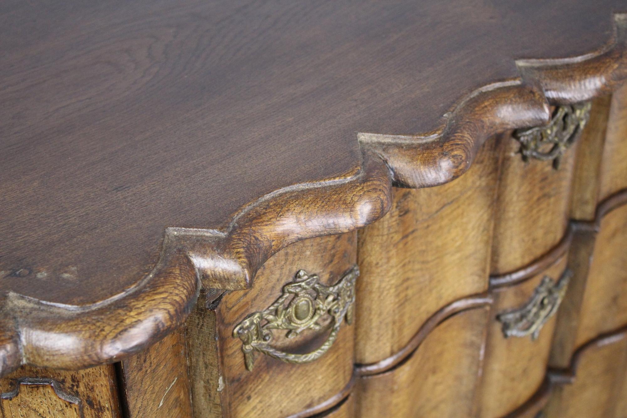 Period 18th Century Dutch Chest/Commode, Serpentine Drawers In Good Condition For Sale In Port Chester, NY