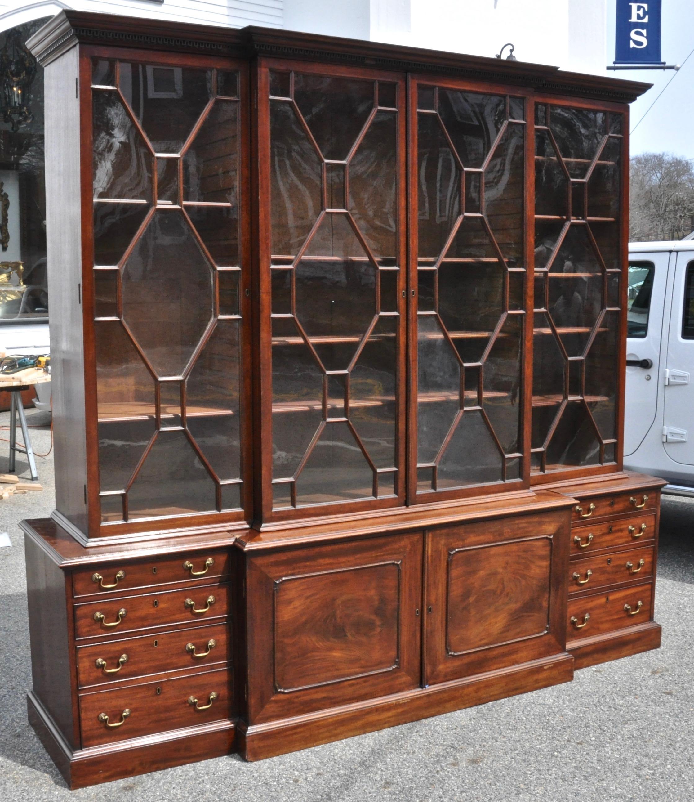 Period 18th century Georgian step front breakfront bookcase cabinet

--Beautifully figured mahogany bookmatched throughout. Early finish with excellent mellow patina
Minor restorations through time though nothing significant. Original shelves and
