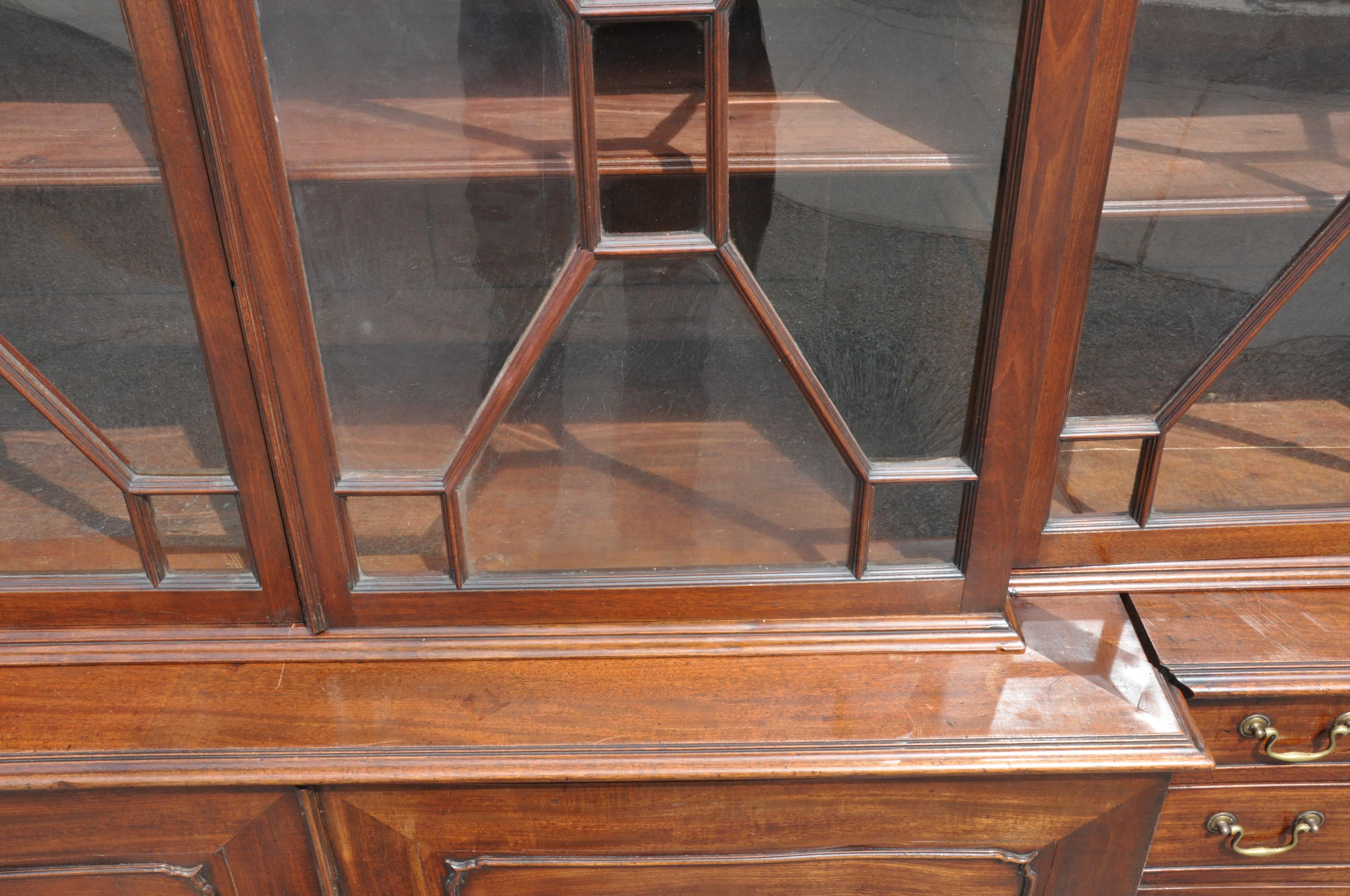 Period 18th Century George III Mahogany Breakfront Bookcase In Good Condition In Essex, MA