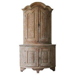 Armoire d'angle rococo du 18ème siècle avec peinture d'origine