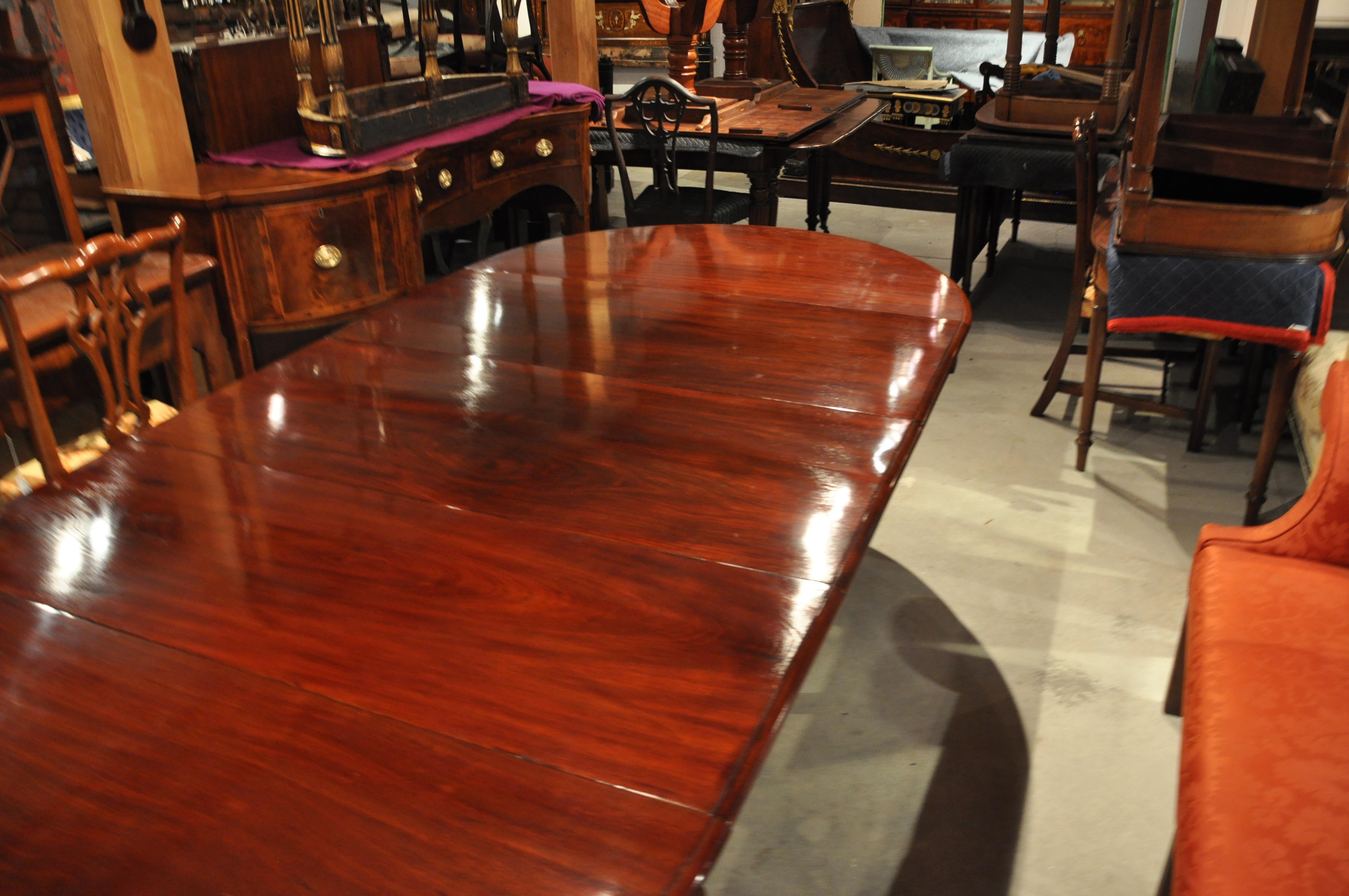 Period American Federal Neoclassical Round Expanding Dining Table In Good Condition For Sale In Essex, MA