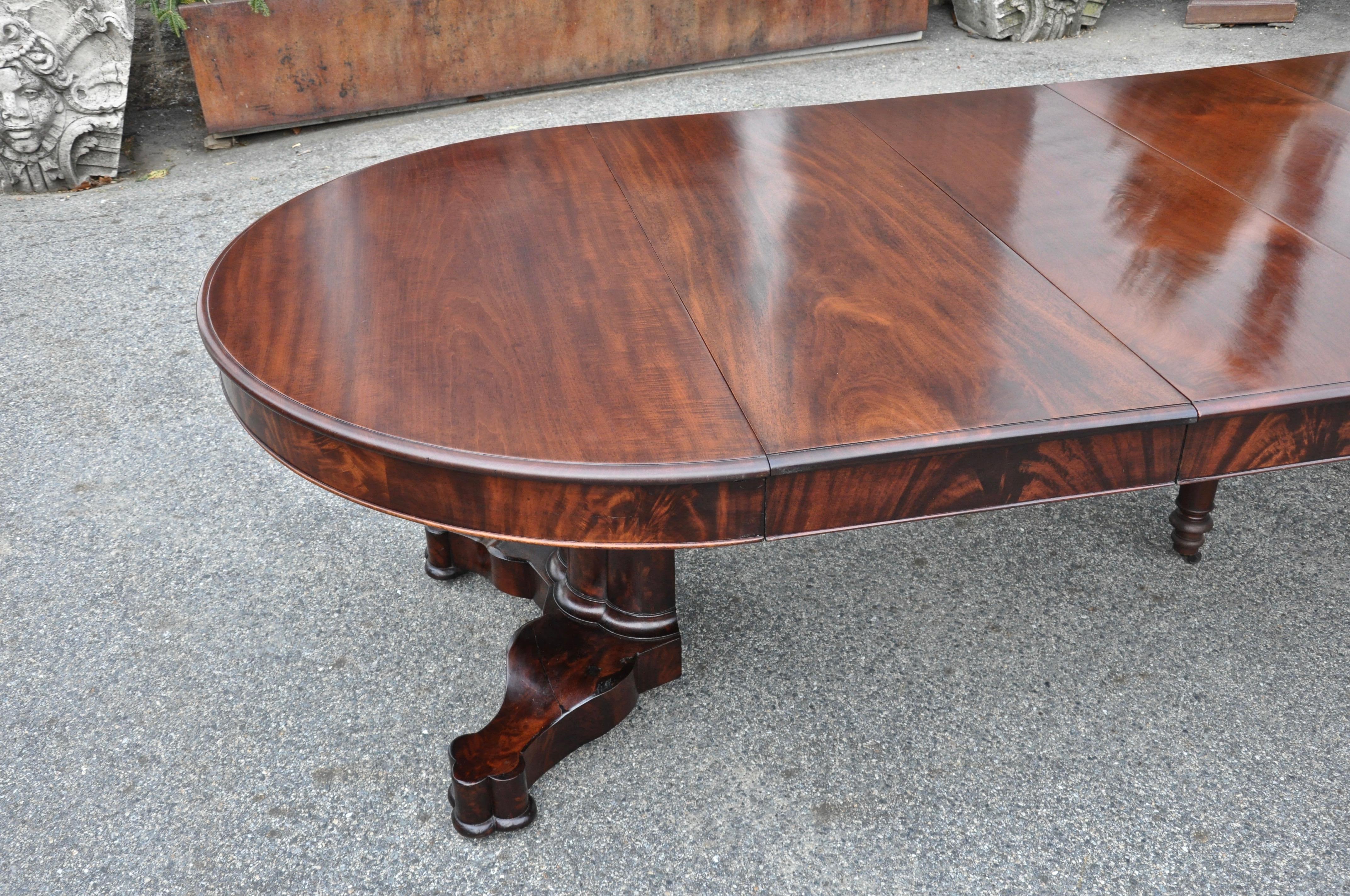 Period American Early 19th Century Round Extension Dining Table by Charles Hobe In Good Condition In Essex, MA