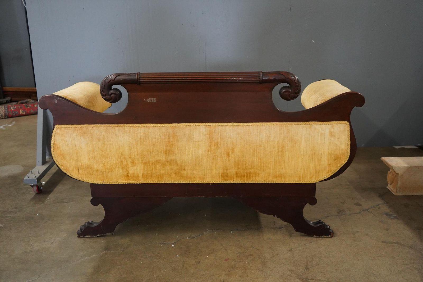 Antikes, hochgeschnitztes Mahagoni-Sofa aus der amerikanischen Federal-Periode, um 1800 (Handgeschnitzt) im Angebot