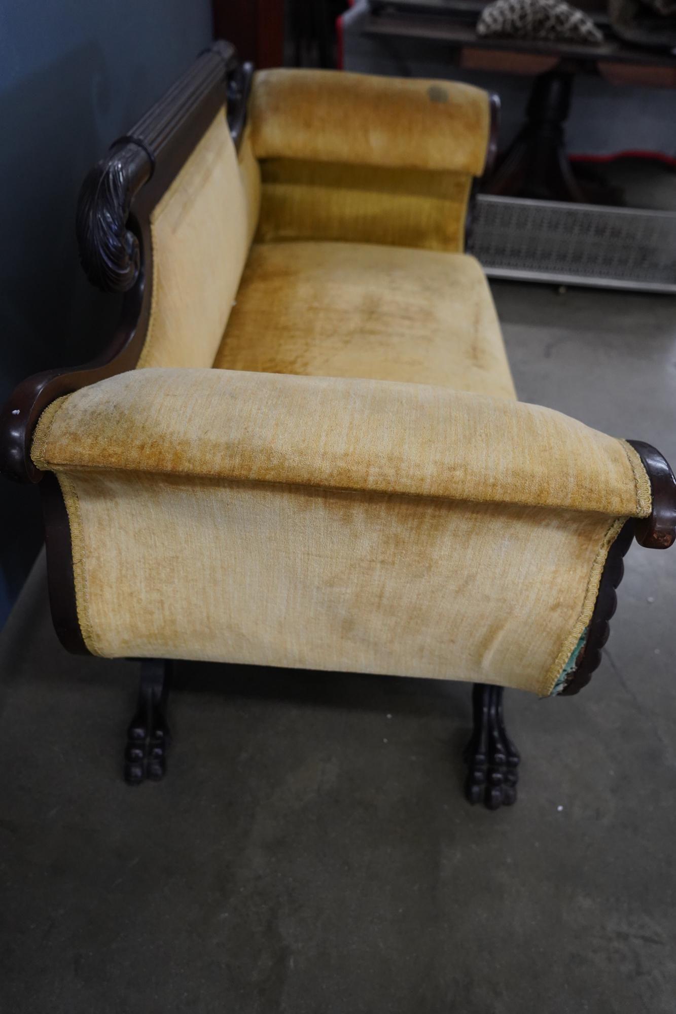 Antikes, hochgeschnitztes Mahagoni-Sofa aus der amerikanischen Federal-Periode, um 1800 im Zustand „Gut“ im Angebot in Los Angeles, CA