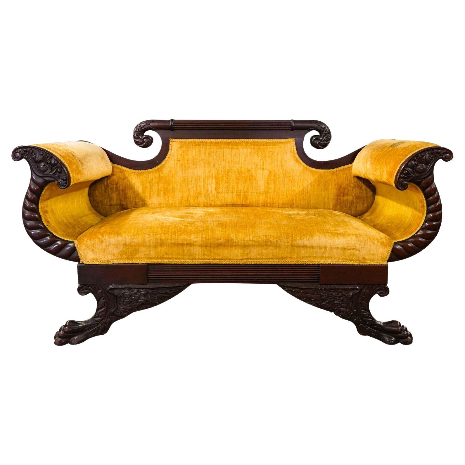 Antikes, hochgeschnitztes Mahagoni-Sofa aus der amerikanischen Federal-Periode, um 1800