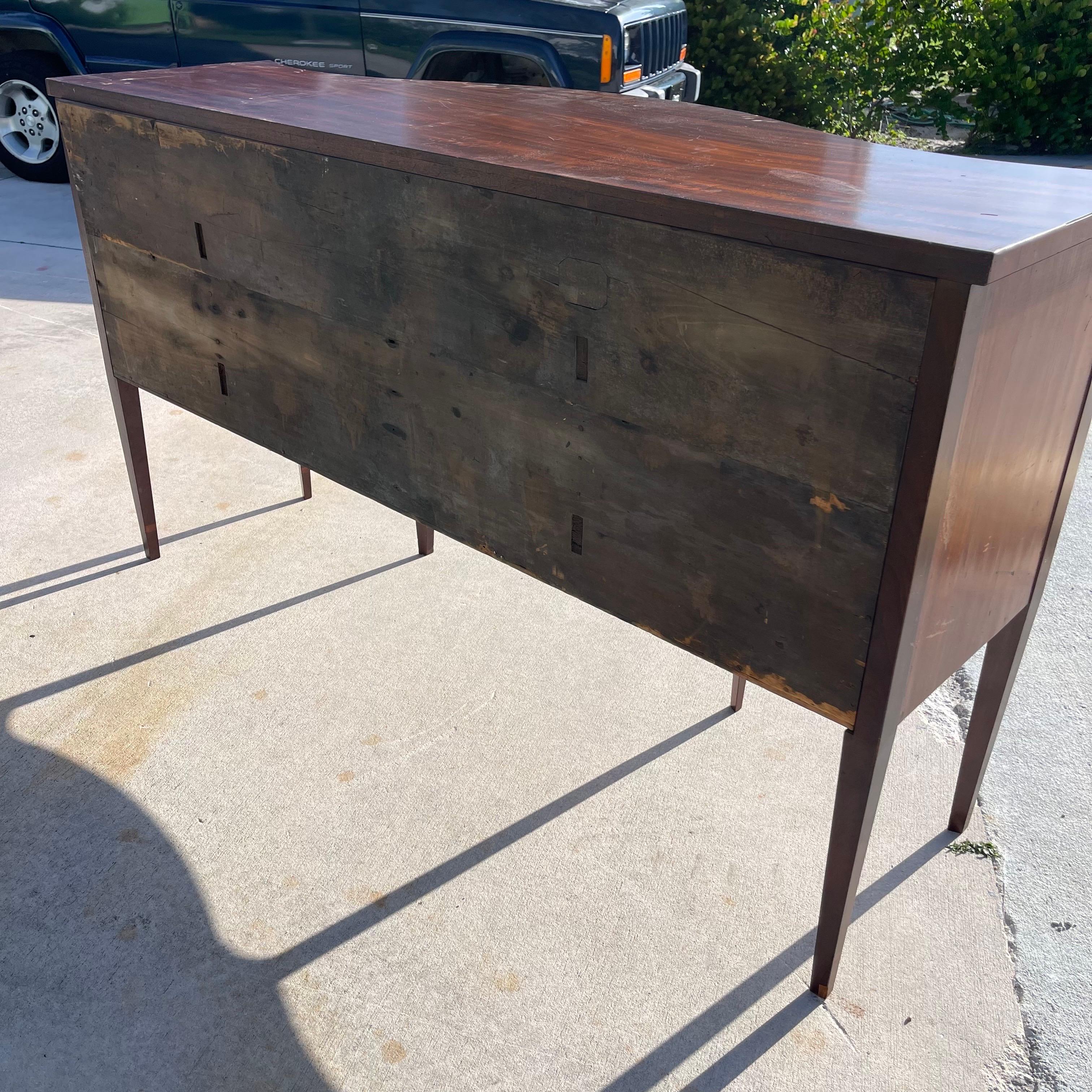 Stile Feder: credenza in mogano a serpentina Hepplewhite, intarsiata. in vendita 6